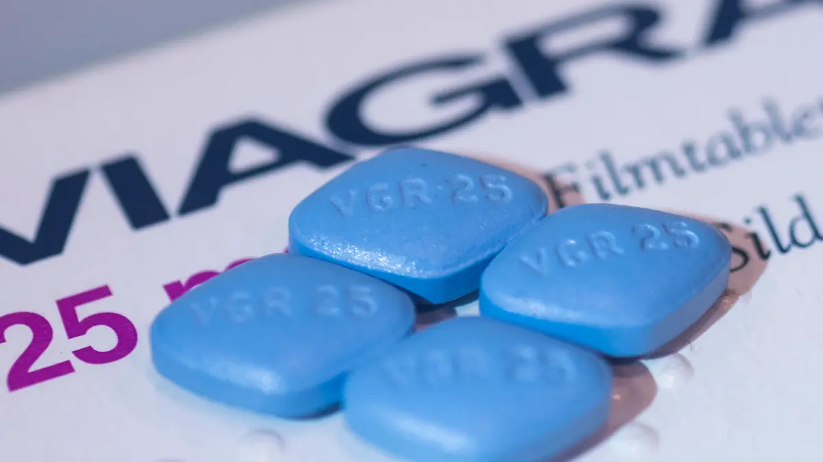 ILLUSTRATION - Vier Viagra-Tabletten liegen auf einer Viagra-Packung. Am 25. Januar berät ein Expertengremium der Arzneimittelbehörde BfArM in Bonn über die Entlassung des Wirkstoffs Sildenafil aus der Verschreibungspflicht. +++ dpa-Bildfunk +++