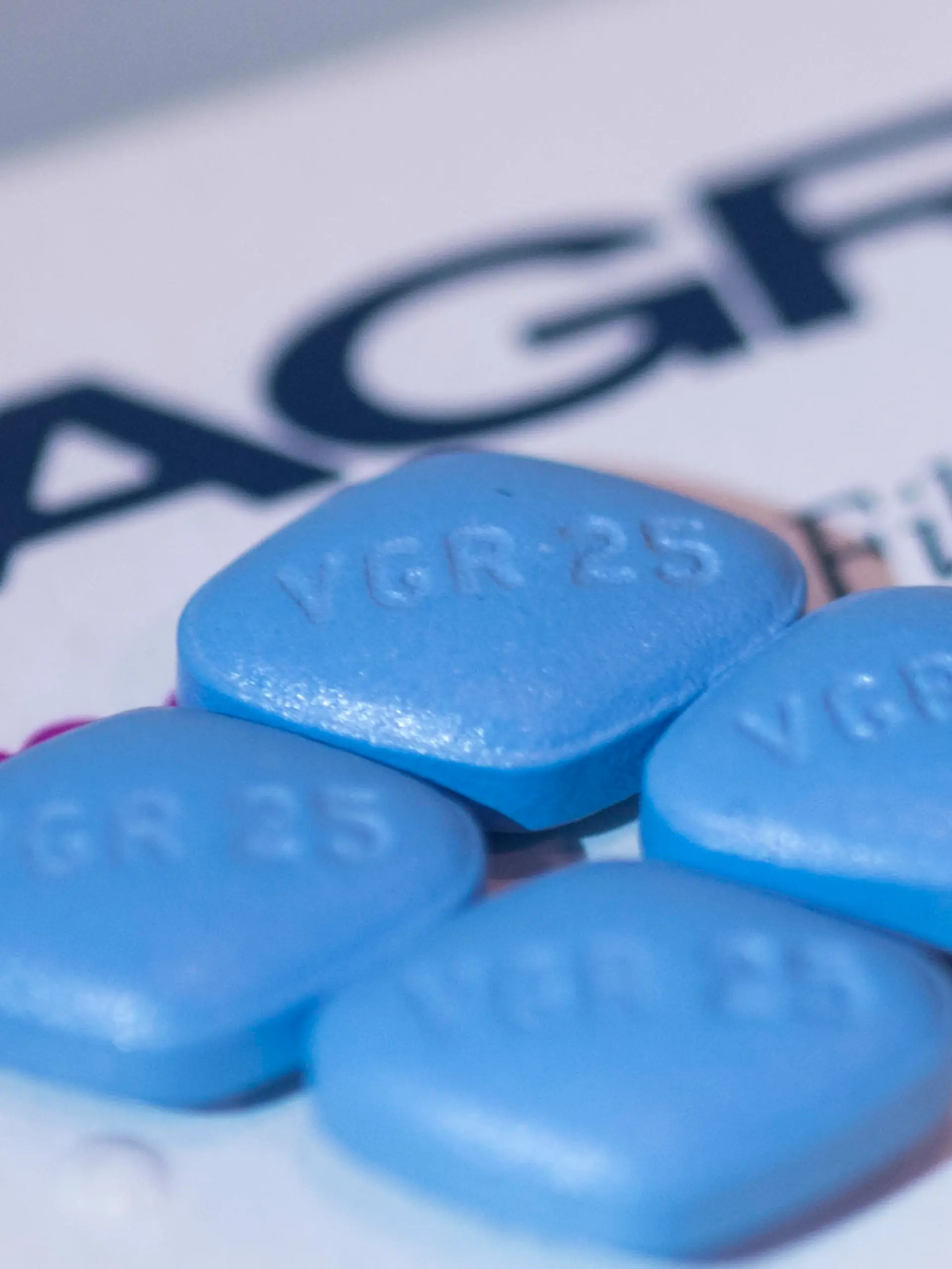 ILLUSTRATION - Vier Viagra-Tabletten liegen auf einer Viagra-Packung. Am 25. Januar berät ein Expertengremium der Arzneimittelbehörde BfArM in Bonn über die Entlassung des Wirkstoffs Sildenafil aus der Verschreibungspflicht. +++ dpa-Bildfunk +++