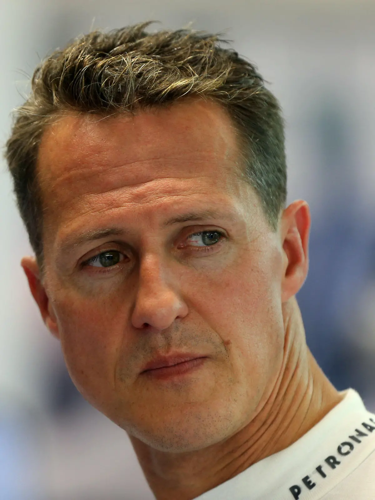 ARCHIV - Der deutsche Formel-1-Pilot Michael Schumacher, aufgenommen am 23.09.2012 in seiner Box am Marina-Bay-Street-Circuit, Singapur. Foto: Jens Buettner/dpa (zu dpa «Arzt aus Schumachers Ex-Behandlungsteam: Man muss Geduld haben» vom 23.10.2014) +++(c) dpa - Bildfunk+++