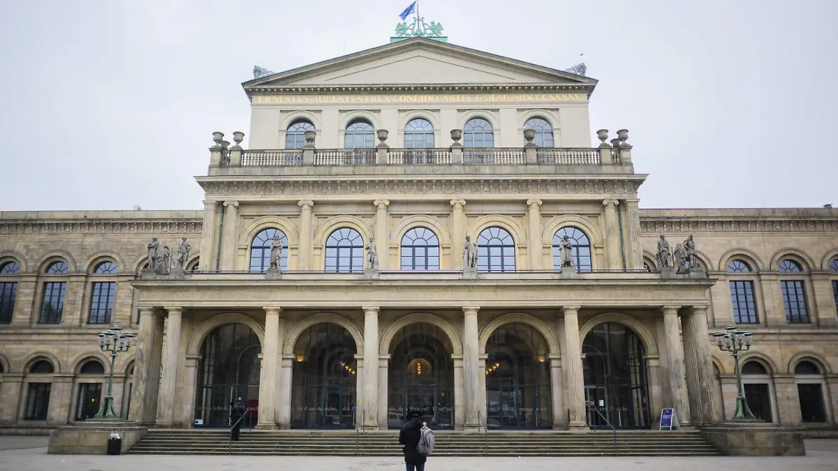 13.02.2023, Niedersachsen, Hannover: Blick auf die Staatsoper. Der Ballettchef der Staatsoper Hannover hat bei einer Premiere eine Zeitungs-Kritikerin mit Hundekot beschmiert. Das Staatstheater bestätigte in einer Mitteilung den Vorfall bei der Premiere eines neuen Ballettstücks. (zu dpa ·Eklat in Hannover: Ballettchef beschmiert Kritikerin mit Hundekot·) Foto: Julian Stratenschulte/dpa +++ dpa-Bildfunk +++
