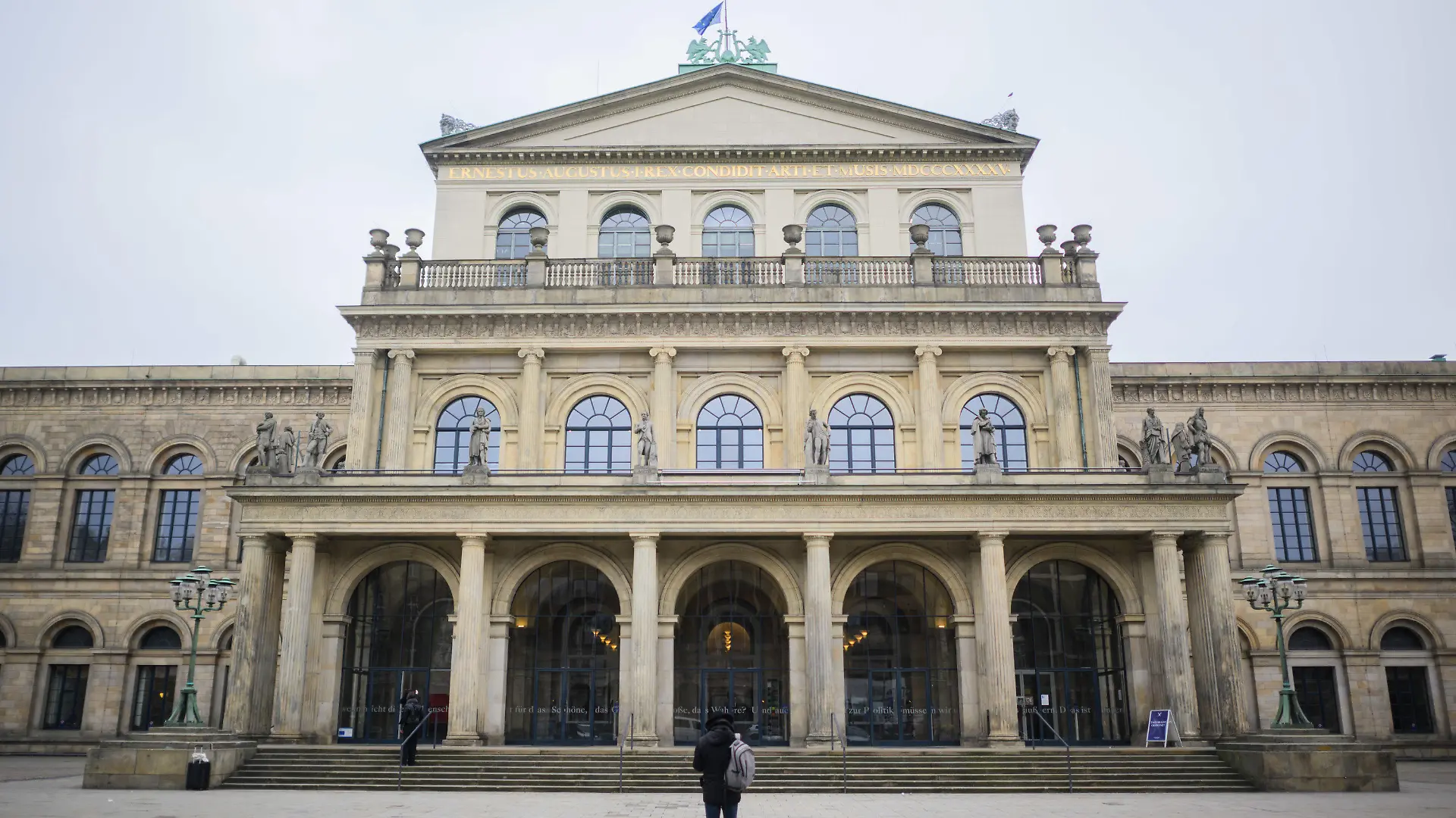 13.02.2023, Niedersachsen, Hannover: Blick auf die Staatsoper. Der Ballettchef der Staatsoper Hannover hat bei einer Premiere eine Zeitungs-Kritikerin mit Hundekot beschmiert. Das Staatstheater bestätigte in einer Mitteilung den Vorfall bei der Premiere eines neuen Ballettstücks. (zu dpa ·Eklat in Hannover: Ballettchef beschmiert Kritikerin mit Hundekot·) Foto: Julian Stratenschulte/dpa +++ dpa-Bildfunk +++