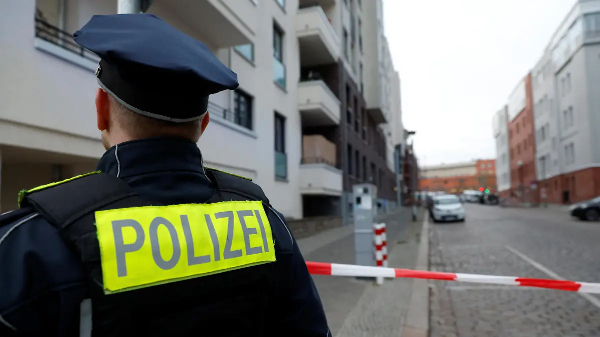A police officer stands in front of a building as police secure the area around a job centre, after an attack alarm was triggered according to police, in Berlin, Germany, February 16, 2023.     REUTERS/Michele Tantussi