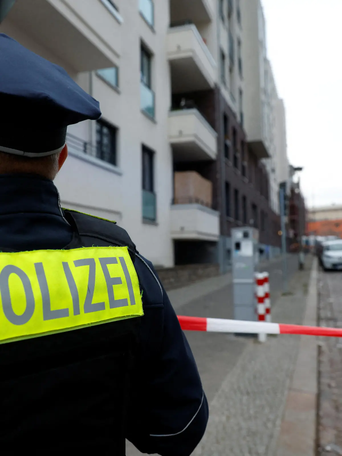A police officer stands in front of a building as police secure the area around a job centre, after an attack alarm was triggered according to police, in Berlin, Germany, February 16, 2023.     REUTERS/Michele Tantussi
