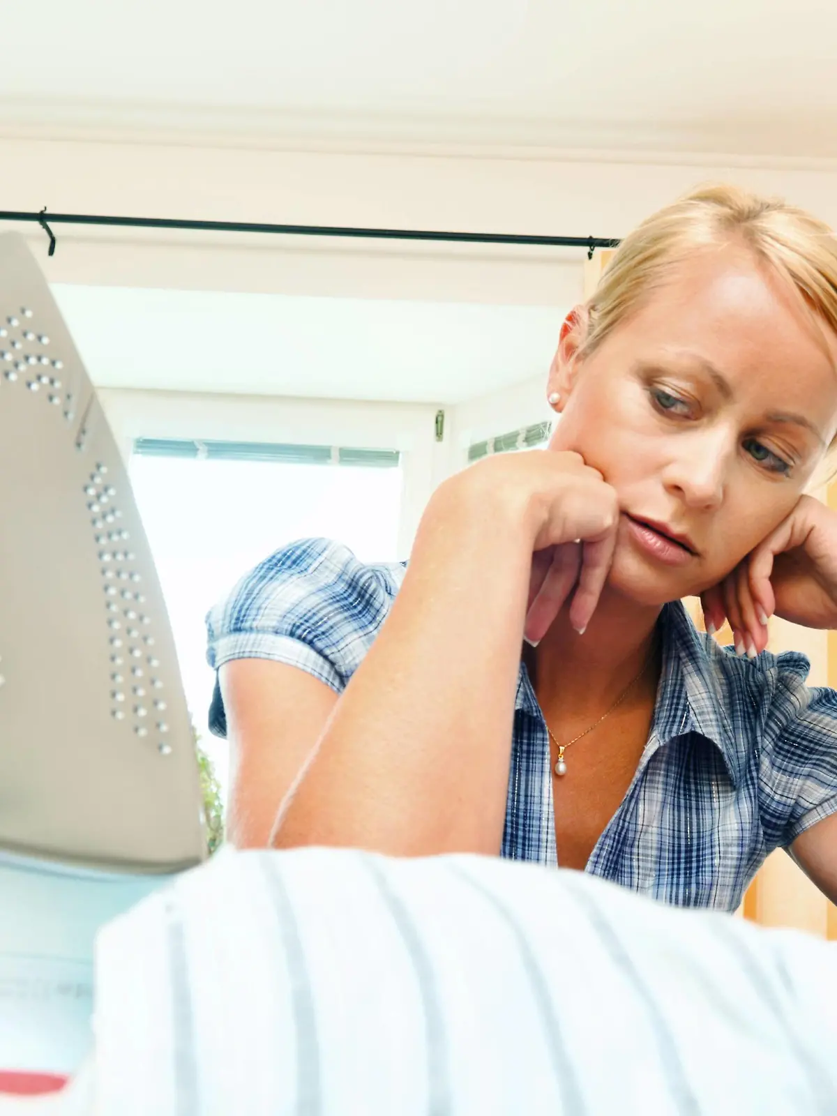 junge Hausfrau hat keine Lust zu buegeln | young housewife is not fancy to do the ironing