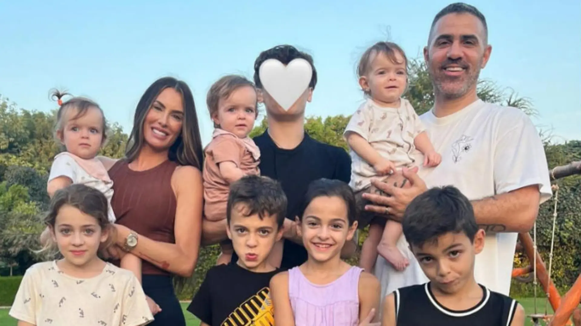 Alles nur Zufall? Wohl kaum: Anna-Maria Ferchichi teilt stolz ein Bild ihrer Großfamilie mit Bushido.