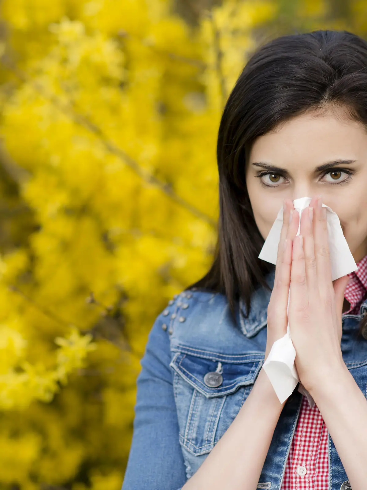 Junge Frau mit Allergie - woman with allergy | Verwendung weltweit, Keine Weitergabe an Wiederverkäufer.