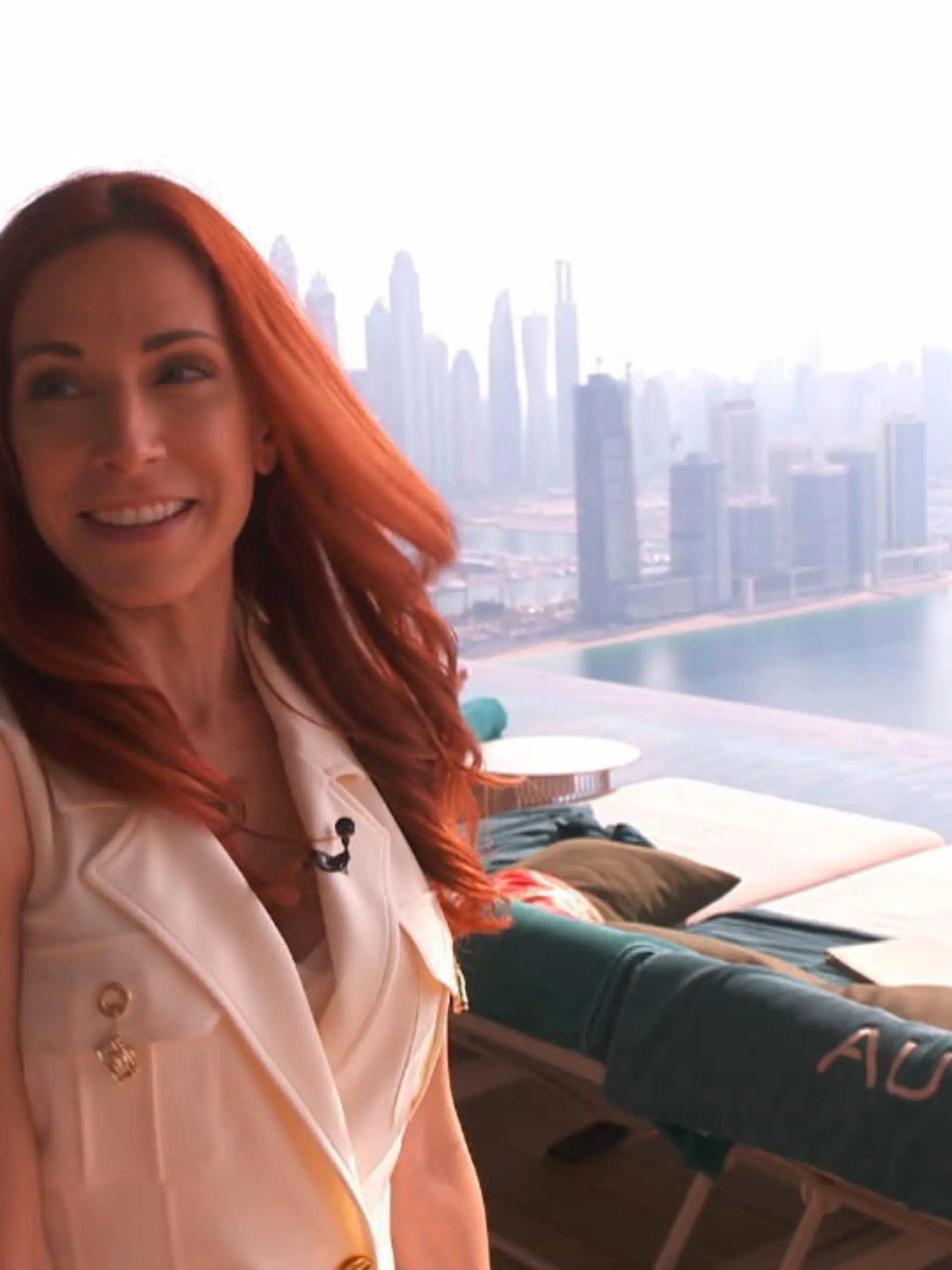 In Dubai gibt’s alles nur in Superlativen: das teuerste Restaurant, den höchsten Pool – und seeehr viele überschüssige Millionen. Kein Wunder also, dass Luxus-Concierge Monika Milde dort ihre Dienste anbietet. Aktuell plant die 38-jährige einen Mega-Geburtstag für einen Kunden. RTL-Reporterinnen Eva Rullmann und Anne Saha begleiten sie und besuchen so mal eben die spektakulärsten Orte Dubais – und die sehen Sie in unserem Video! 