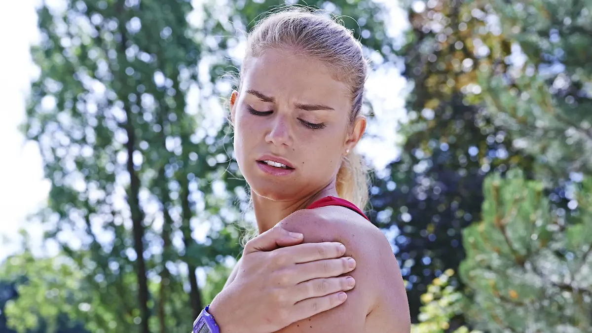 Woman suffering from shoulder pain. | Verwendung weltweit, Keine Weitergabe an Wiederverkäufer.