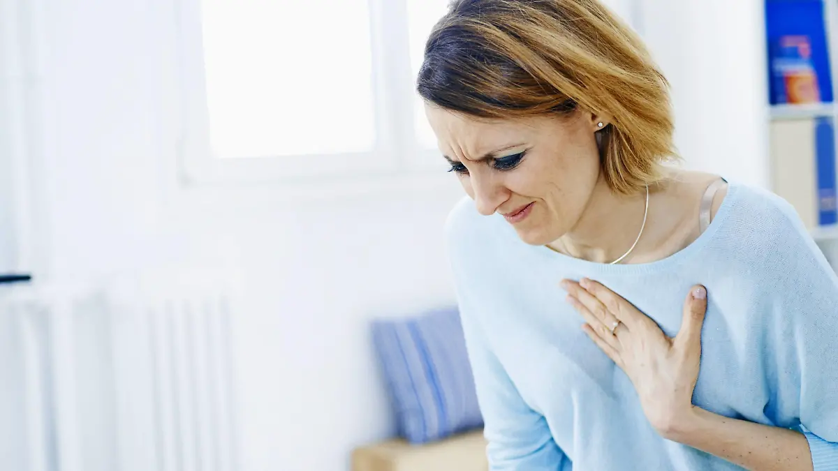 Woman suffering from chest pain. | Verwendung weltweit, Keine Weitergabe an Wiederverkäufer.
