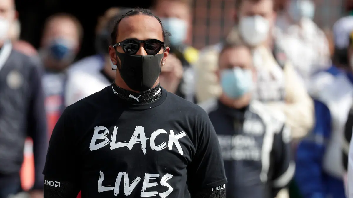 ARCHIV - 30.08.2020, Belgien, Spa: Motorsport: Formel-1-Weltmeisterschaft, Großer Preis von Belgien. Lewis Hamilton aus Großbritannien vom Team Mercedes trägt vor dem Rennen ein T-Shirt mit der Aufschrift «Black lives Matter» (Schwarze Leben zählen). (zu dpa: «Formel-1-Star Hamilton hielt Kniefall in Österreich vor Team geheim») Foto: Stephanie Lecocq/POOL EPA/AP/dpa +++ dpa-Bildfunk +++