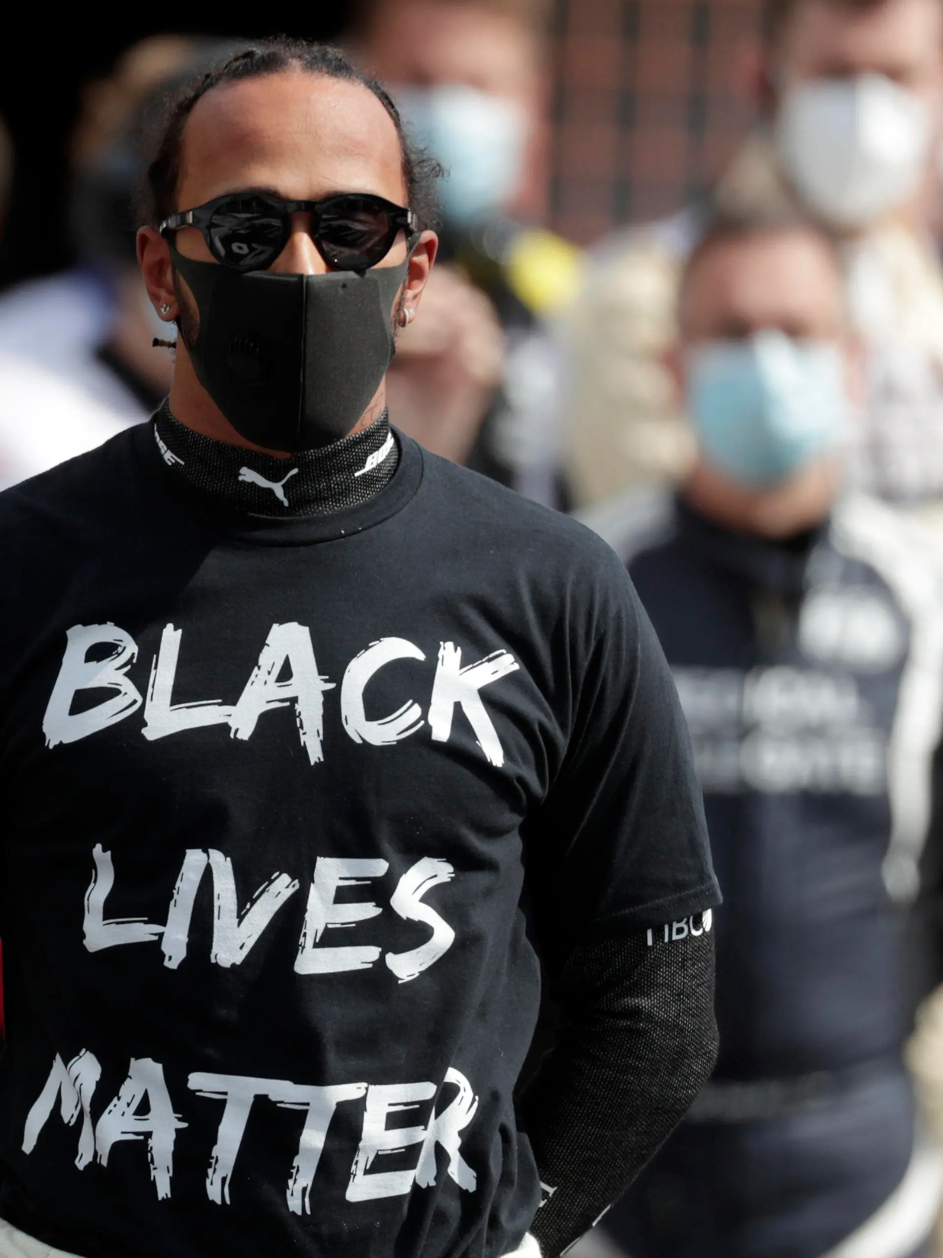 ARCHIV - 30.08.2020, Belgien, Spa: Motorsport: Formel-1-Weltmeisterschaft, Großer Preis von Belgien. Lewis Hamilton aus Großbritannien vom Team Mercedes trägt vor dem Rennen ein T-Shirt mit der Aufschrift «Black lives Matter» (Schwarze Leben zählen). (zu dpa: «Formel-1-Star Hamilton hielt Kniefall in Österreich vor Team geheim») Foto: Stephanie Lecocq/POOL EPA/AP/dpa +++ dpa-Bildfunk +++