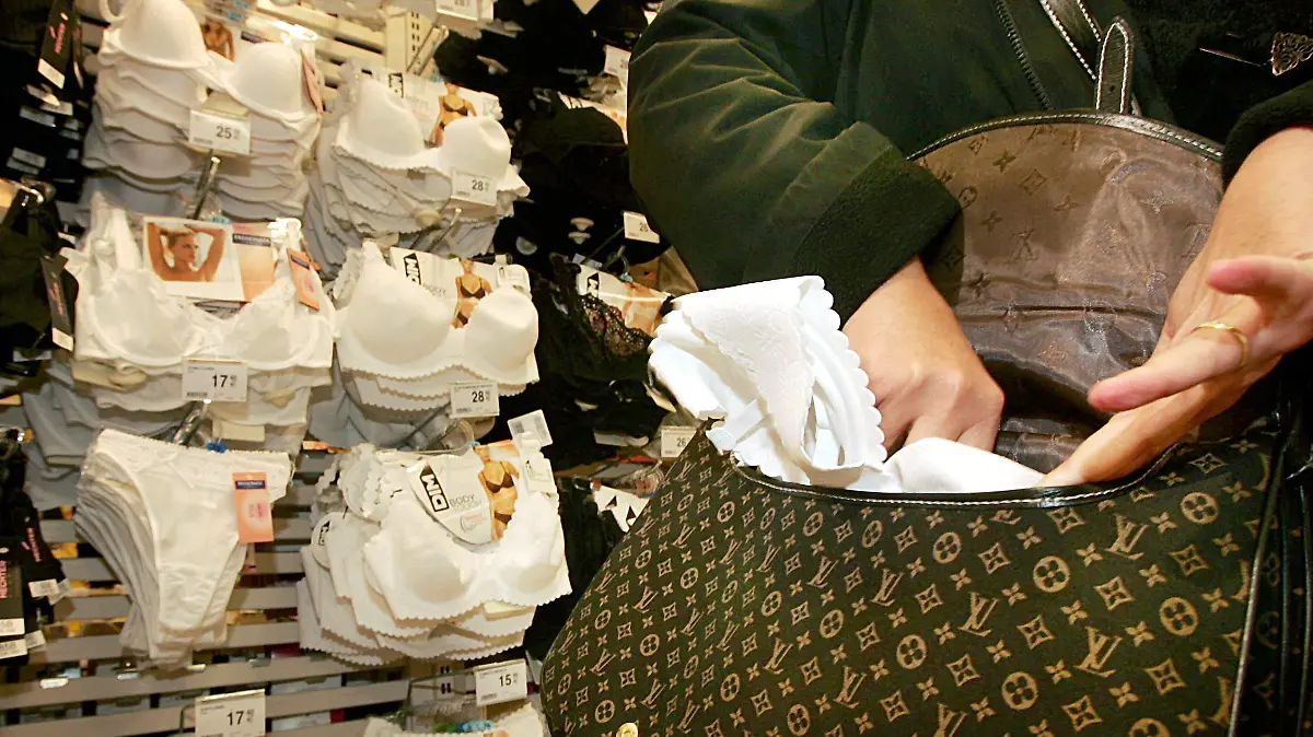 Theft in a supermarket. Foto: PHOTOPQR/LA DEPECHE DU MIDI/JEAN LOUIS PRADELS +++(c) dpa - Report+++
