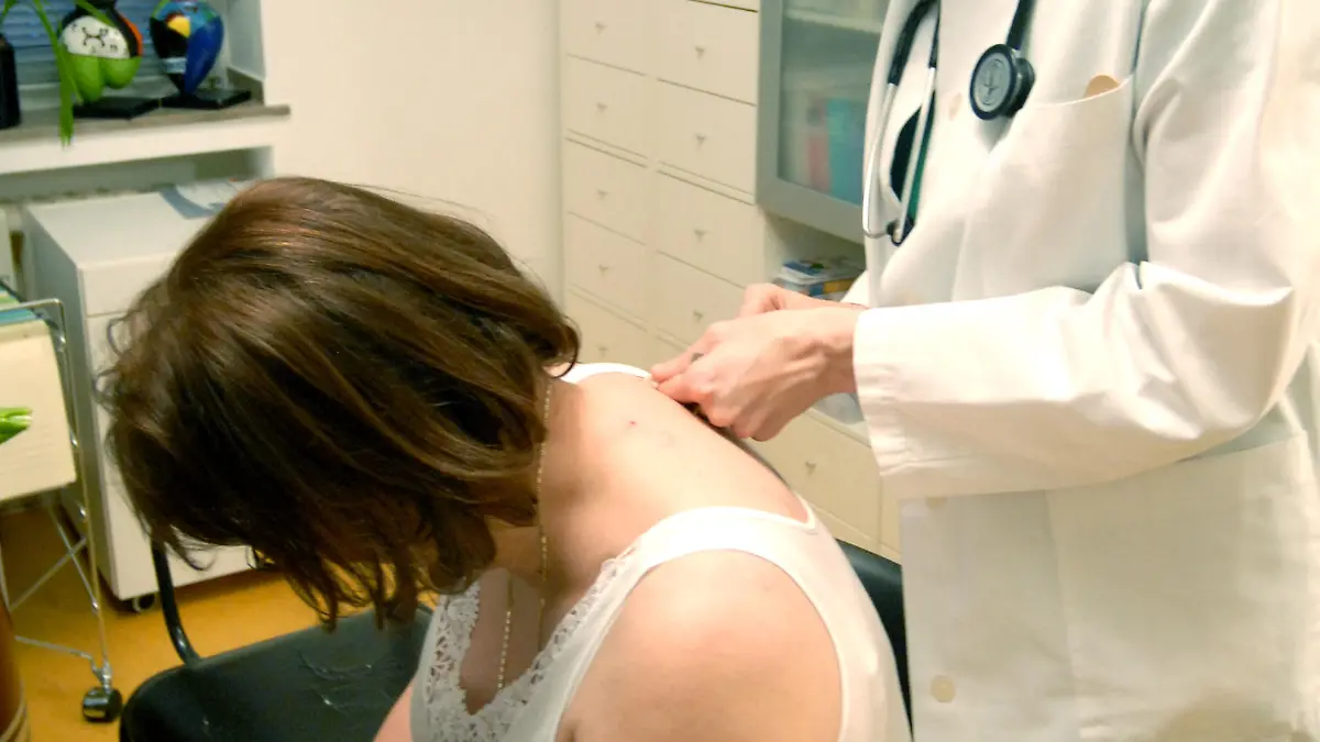 Neben dem normalen Betrieb einer Hausarztpraxis einer Grossstadt betreibt diese internistische Praxis in Zusammenarbeit mit der Universitaet eine Ergometrie fuer adipoese Patienten , die das Ziel verfolgt neben gesunder Ernaehrung auch gezielt gesunde Bewegung den Betroffenen unter aerztlicher Aufsicht zu vermitteln.Neuraltherapie
Foto: Klaus Rose | Verwendung weltweit