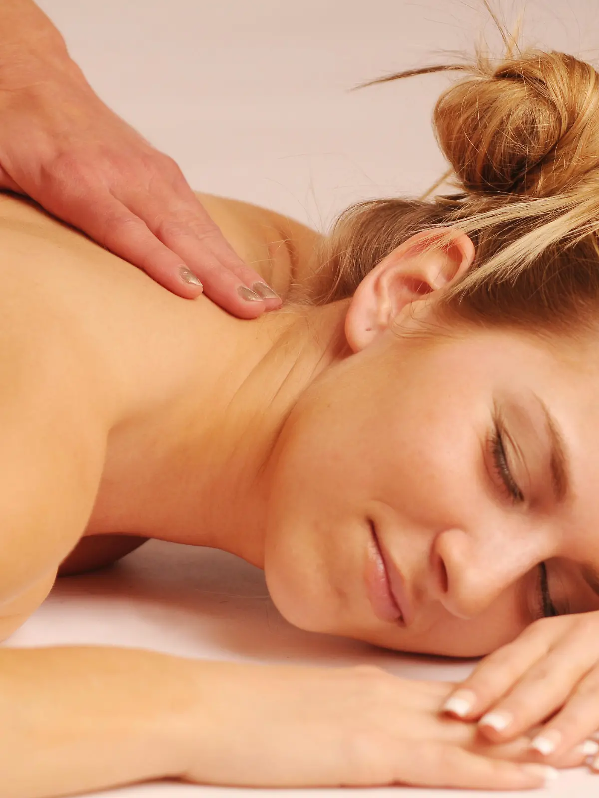 relax, young woman, massage (CTK Photo/Vojtech Vlk) MODEL RELEASED, MR