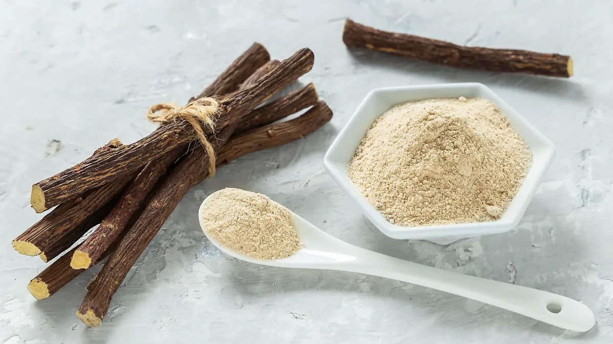 Süßholz Wurzel und Pulver auf dem Tisch