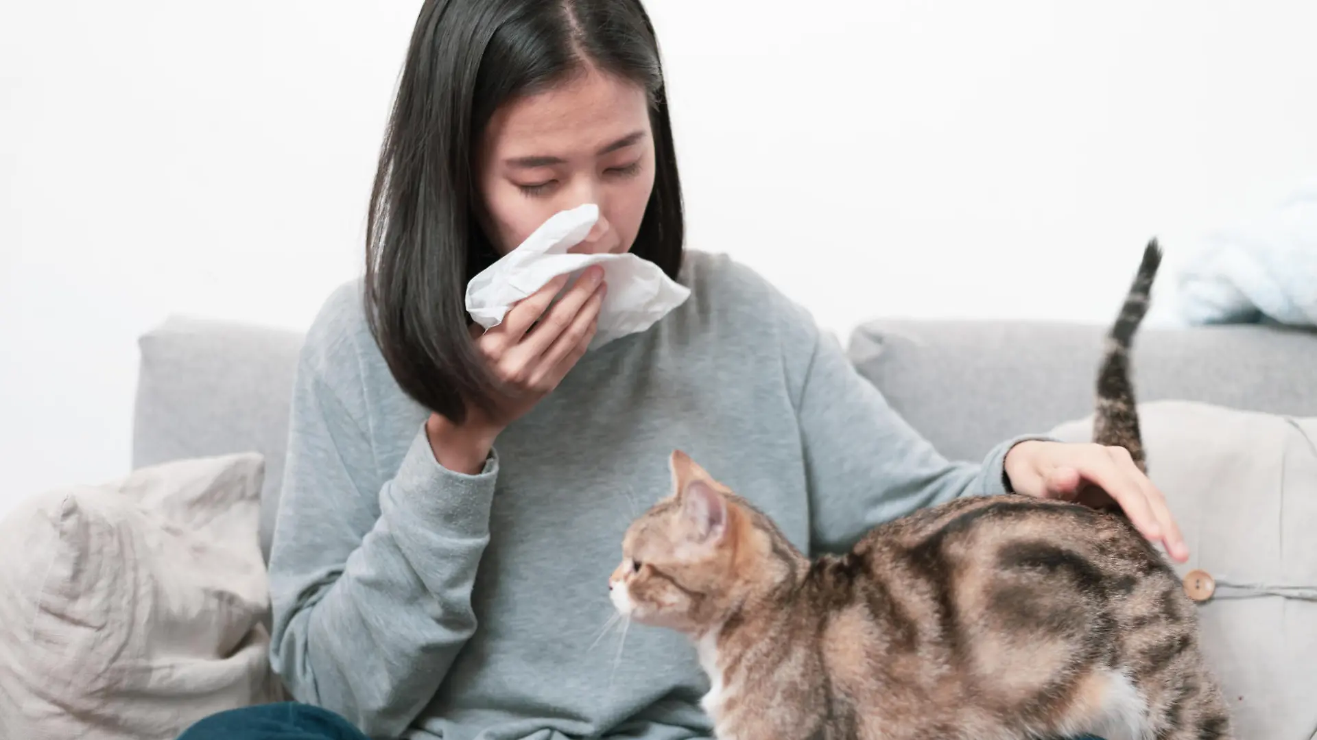Mädchen mit Katzenhaarallergie