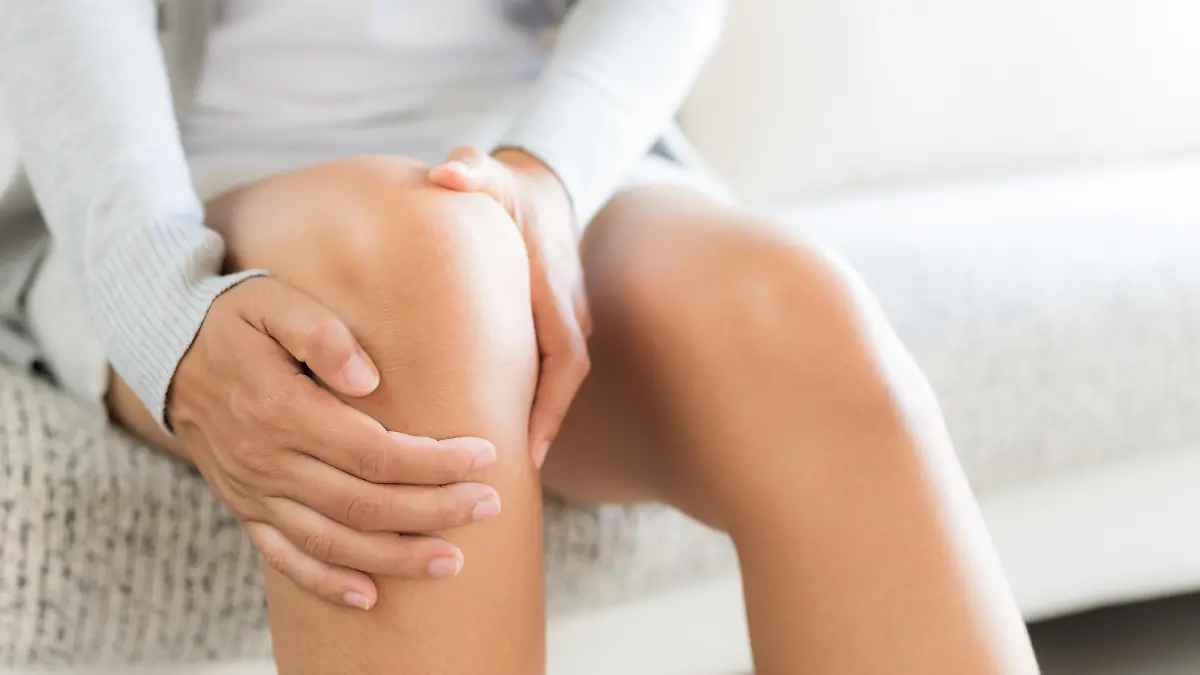 Junge Frau mit Gelenkschmerzen bei Rheumatischem Fieber (Streptokokkeninfektion)