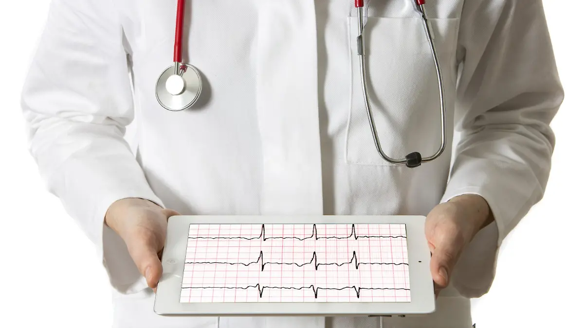 Ärztin hält einen Tablet-Computer, iPad, darauf EKG-Kurve | Verwendung weltweit, Keine Weitergabe an Wiederverkäufer.
