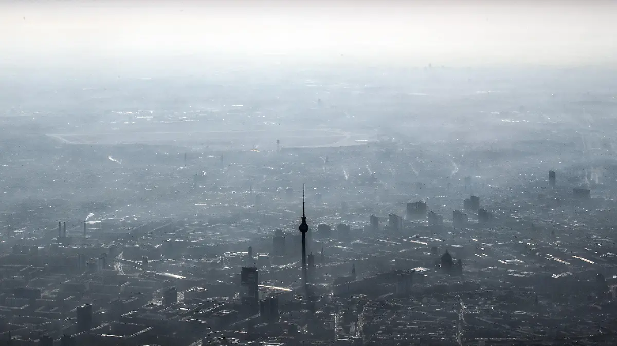 ARCHIV - 14.02.2017, Berlin: Unter einer Dunstglocke liegt der Fernsehturm am Alexanderplatz. (zu dpa "Forscher 43 000 Todesfälle durch Feinstaub und Ozon in Deutschland") Foto: Federico Gambarini/dpa +++ dpa-Bildfunk +++