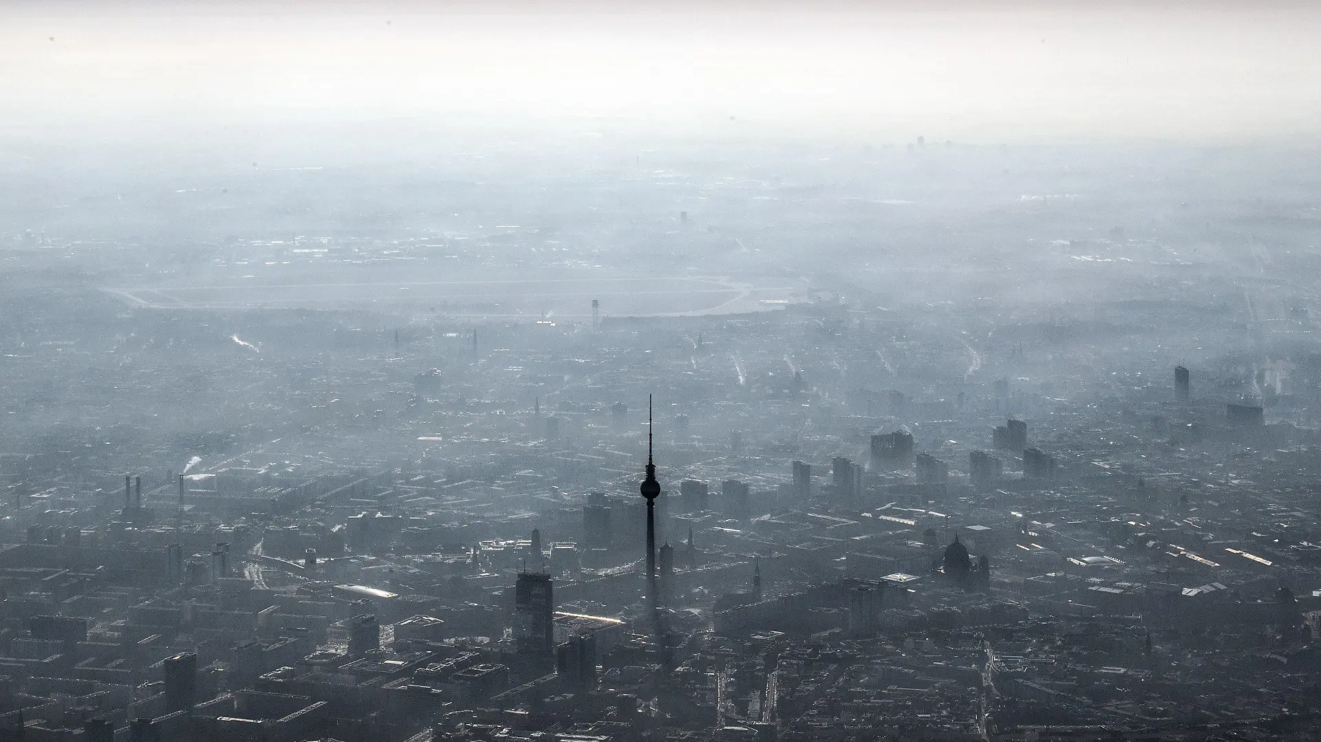 ARCHIV - 14.02.2017, Berlin: Unter einer Dunstglocke liegt der Fernsehturm am Alexanderplatz. (zu dpa "Forscher 43 000 Todesfälle durch Feinstaub und Ozon in Deutschland") Foto: Federico Gambarini/dpa +++ dpa-Bildfunk +++