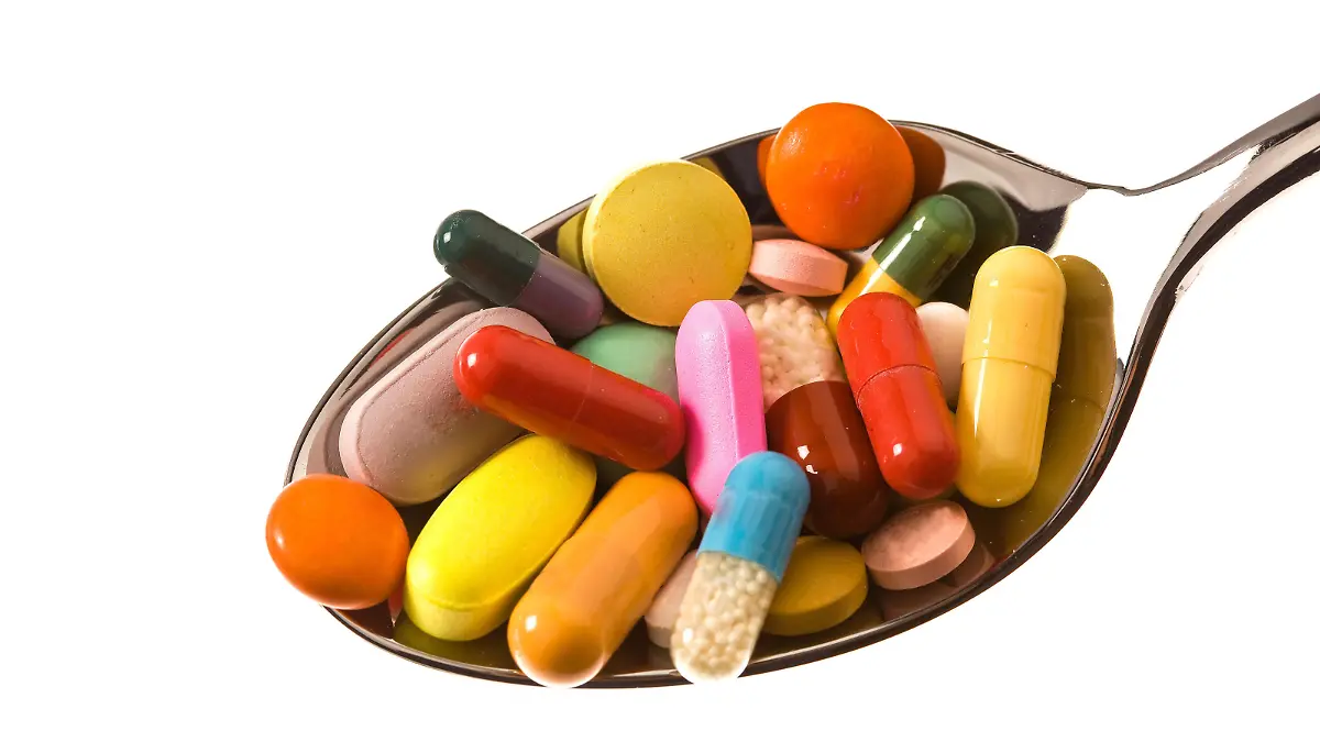 auf einem Loeffel liegen viele bunte Tabletten, Tablettensucht, Medikamentensucht, Abhaengigkeit many colorful pills on a spoon, addiction to pills BLWS550961 Copyright: xblickwinkel/McPHOTO/BilderBoxx