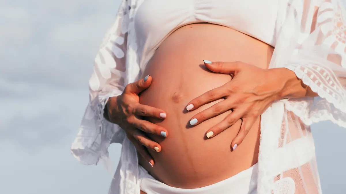  Pregnant woman touching her baby belly outdoors model released Symbolfoto PUBLICATIONxINxGERxSUIxAUTxHUNxONLY JCMF00136