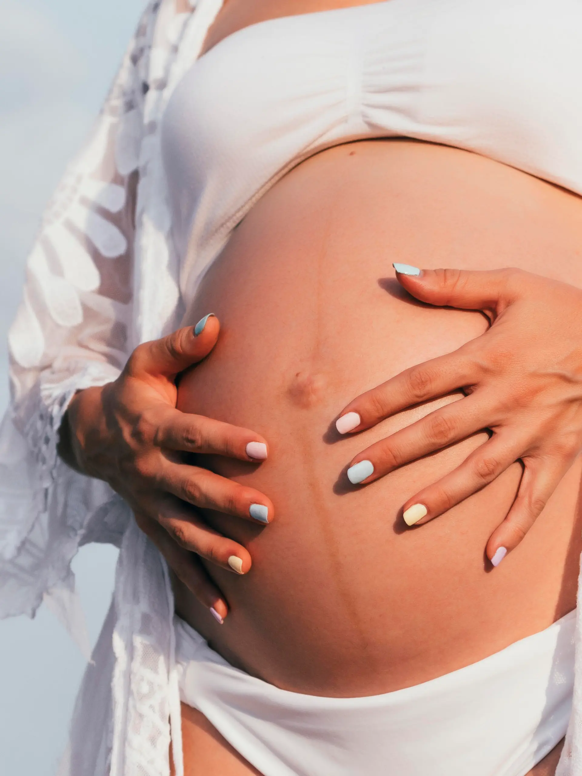  Pregnant woman touching her baby belly outdoors model released Symbolfoto PUBLICATIONxINxGERxSUIxAUTxHUNxONLY JCMF00136