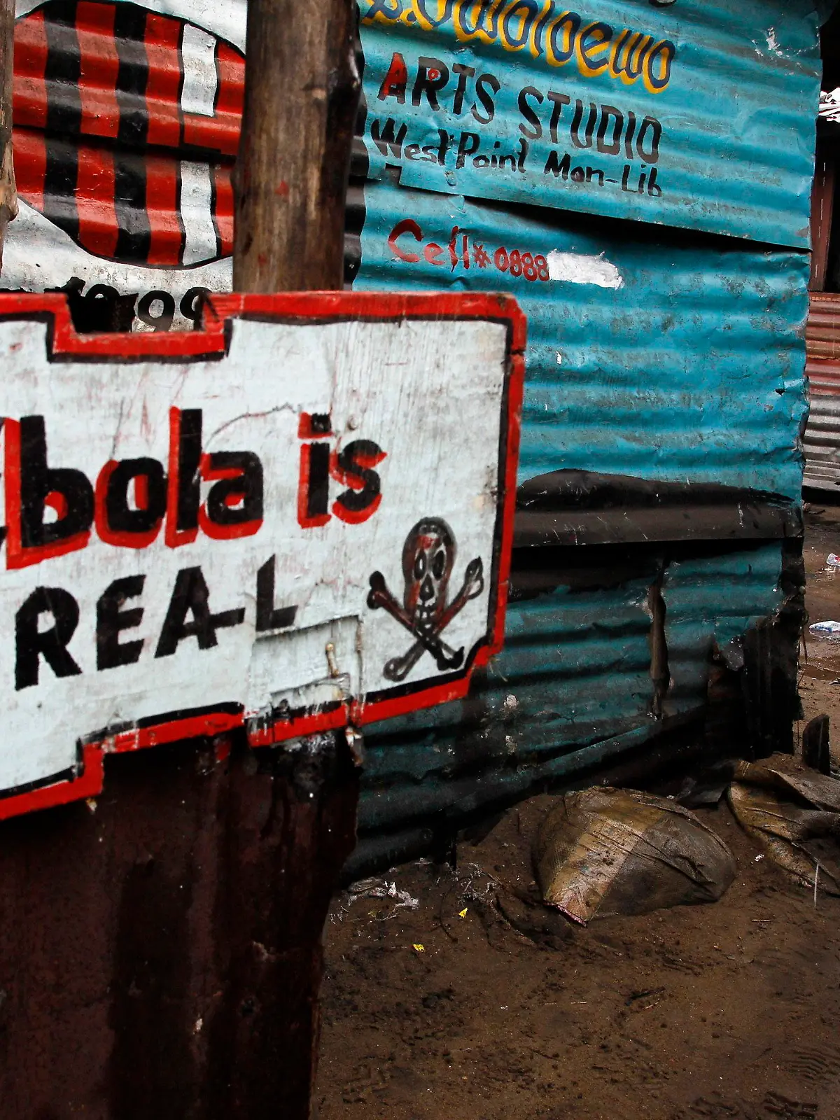 ARCHIV - An Ebola sign placed infront of a home in West Point slum area of Monrovia, Liberia, 25 September 2014. EPA/AHMED JALLANZO (zu dpa "Ebola-Impfstoffe in Liberia erfolgreich getestet" vom 27.03.2015) +++(c) dpa - Bildfunk+++