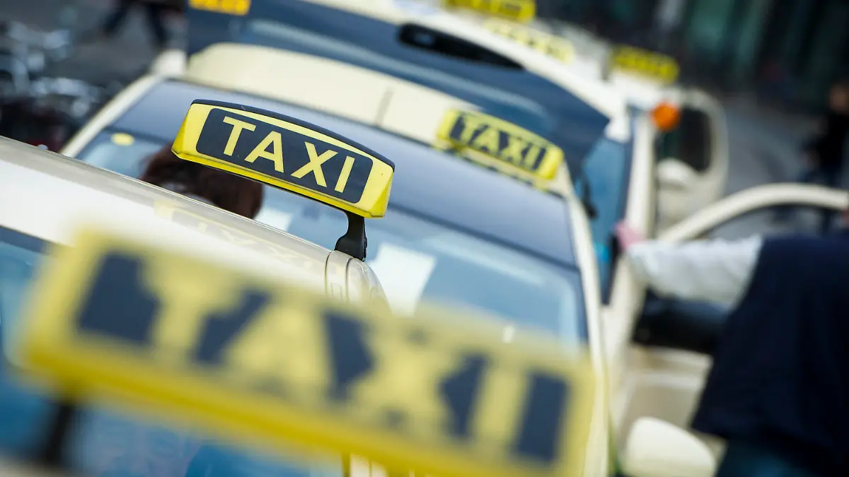 ARCHIV - Taxis stehen am 01.10.2014 in Hannover (Niedersachsen) am Hauptbahnhof. (zu dpa: «Situation des Deutschen Taxi-Gewerbes vor Verbandstag am 7.11.2017 in Jena» vom 05.11.2017) Foto: Ole Spata/dpa +++(c) dpa - Bildfunk+++