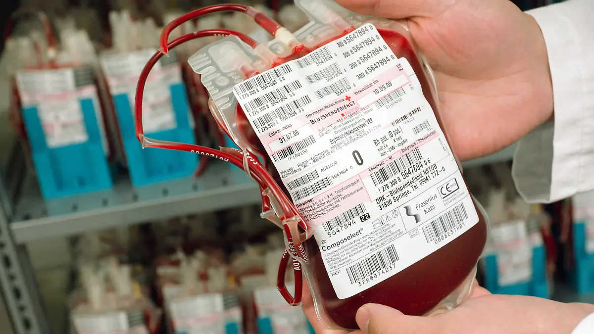 Eine Blutkonserve wird am Montag (04.08.2008) im Kühlraum des DRK-Blutspendedienst in Springe gehalten. Die hochsommerlichen Temperaturen der vergangenen Wochen haben dem Deutschen Roten Kreuz (DRK) zufolge zu einem dramatischen Mangel an Blutkonserven geführt. Man habe bis zu 20 Prozent weniger Spender, sagte der Hauptabteilungsleiter für Blutspenderwerbung beim DRK in Springe, Witt, am Montag in einem Gespräch mit der Deutschen Presse-Agentur dpa.  Foto: Peter Steffen dpa/lni (zu lni 4102) +++(c) dpa - Bildfunk+++