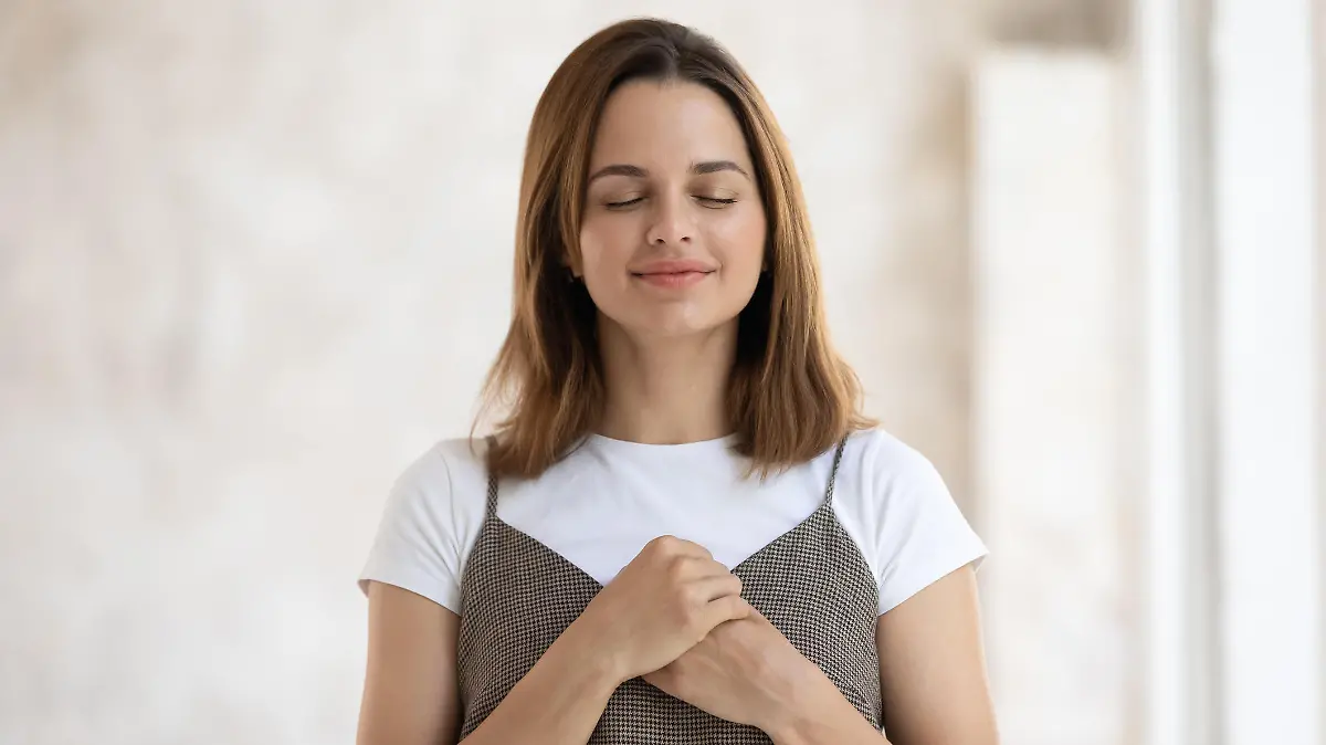 Bild einer dankbaren, hoffnungsvollen Frau