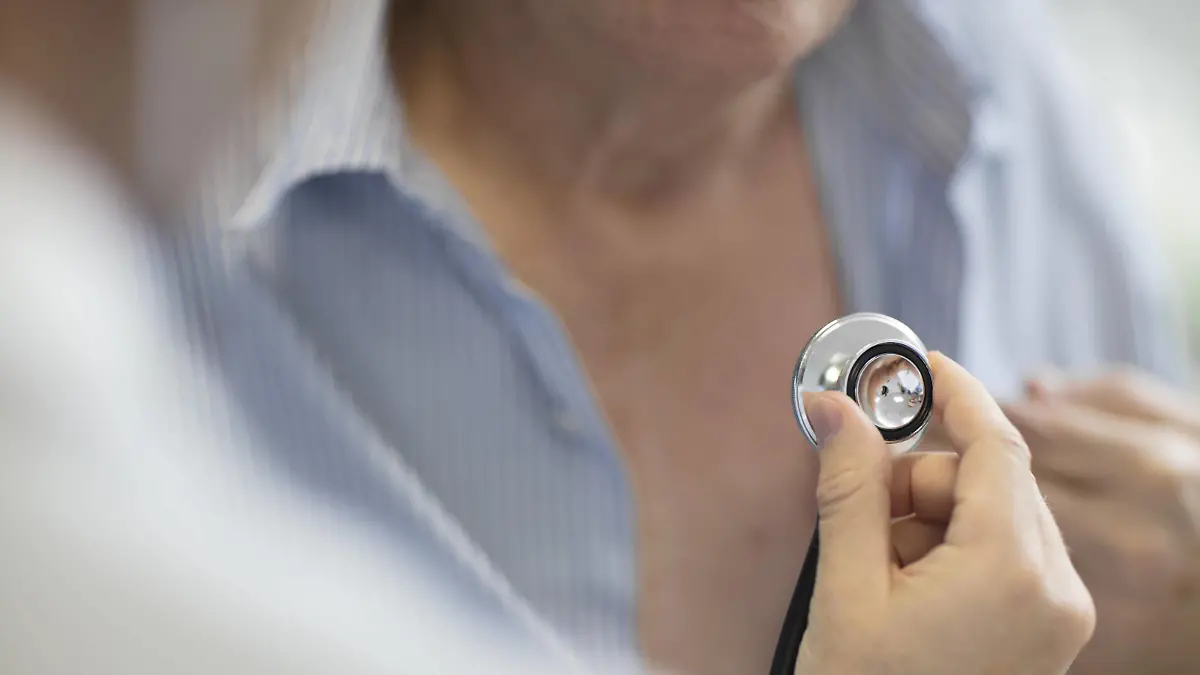 Close up of doctor examiming senior patient model released Symbolfoto property released PUBLICATIONxINxGERxSUIxAUTxHUNxONLY ZEF14556