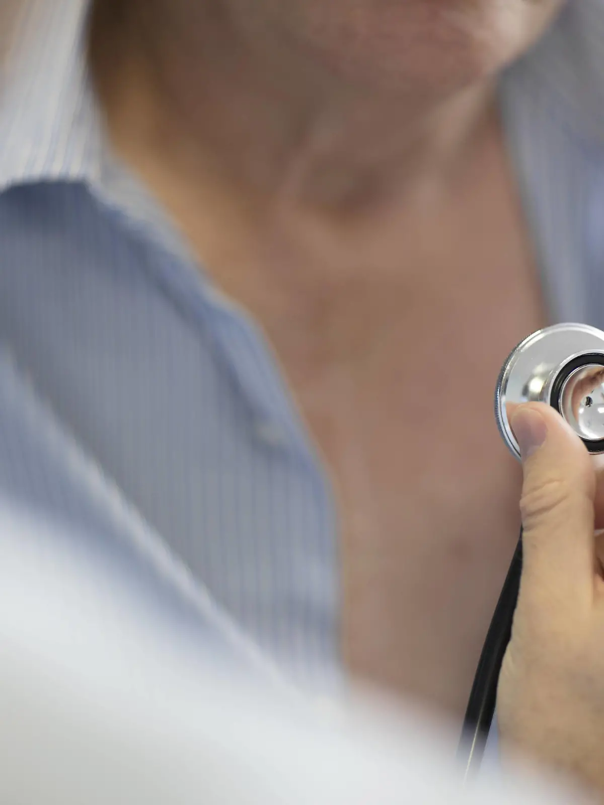 Close up of doctor examiming senior patient model released Symbolfoto property released PUBLICATIONxINxGERxSUIxAUTxHUNxONLY ZEF14556  