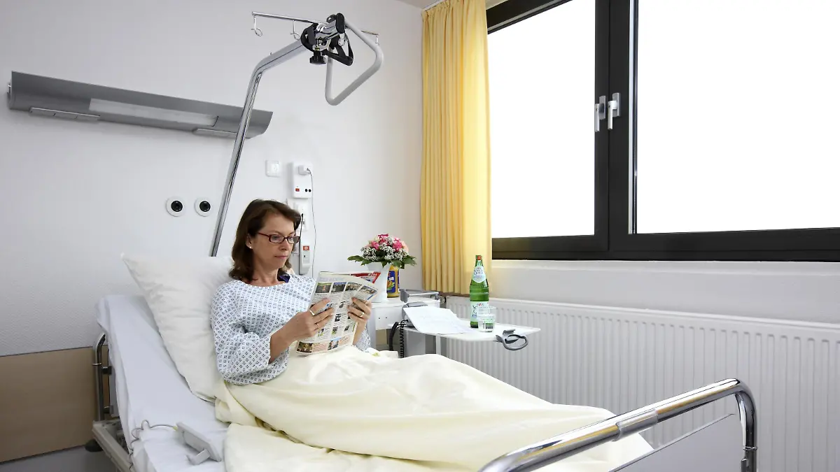 Patientin im Krankenbett, Krankenzimmer, Einzelzimmer, Krankenhaus | Verwendung weltweit, Keine Weitergabe an Wiederverkäufer.