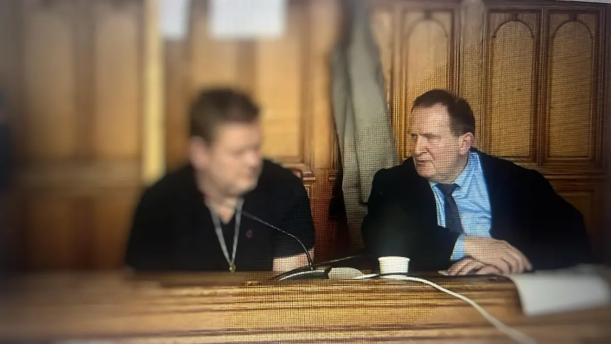 Markus B. kommt mit Handschellen in den Gerichtsaal. Die letzten 80 Seiten seiner Aussage trägt er unemotional vor.