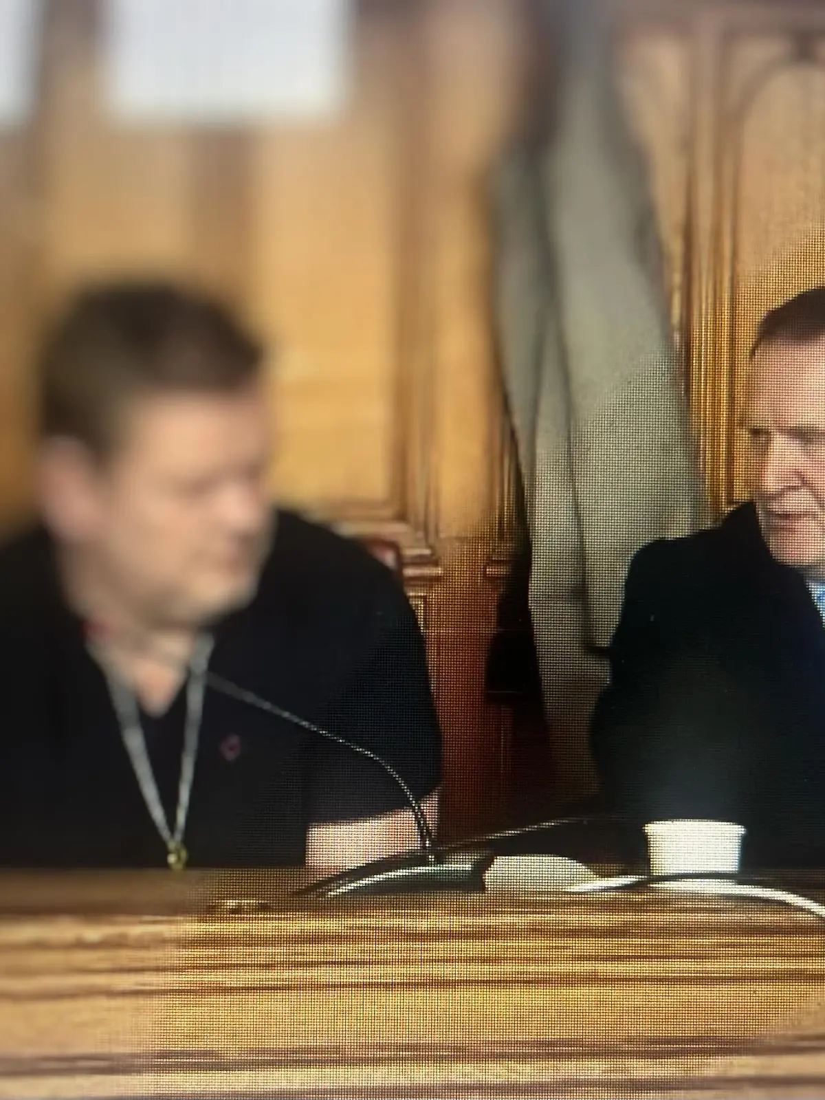 Markus B. kommt mit Handschellen in den Gerichtsaal. Die letzten 80 Seiten seiner Aussage trägt er unemotional vor.