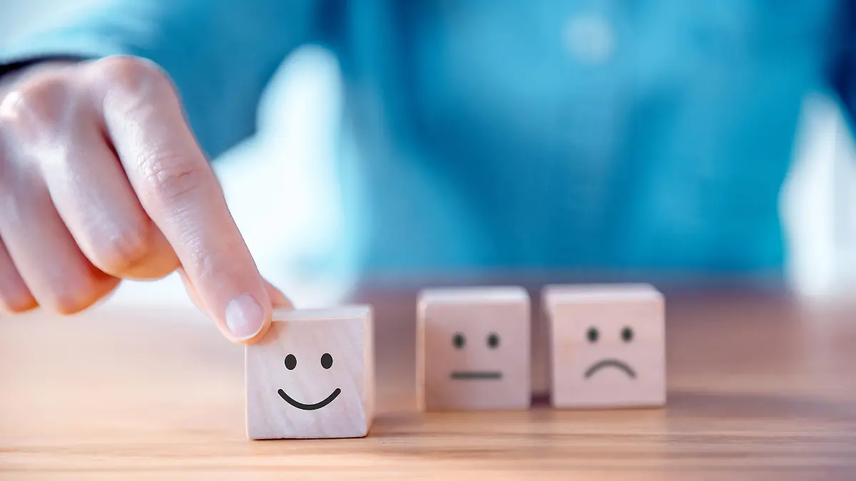 Smiley-Gesichter auf Holzwürfeln