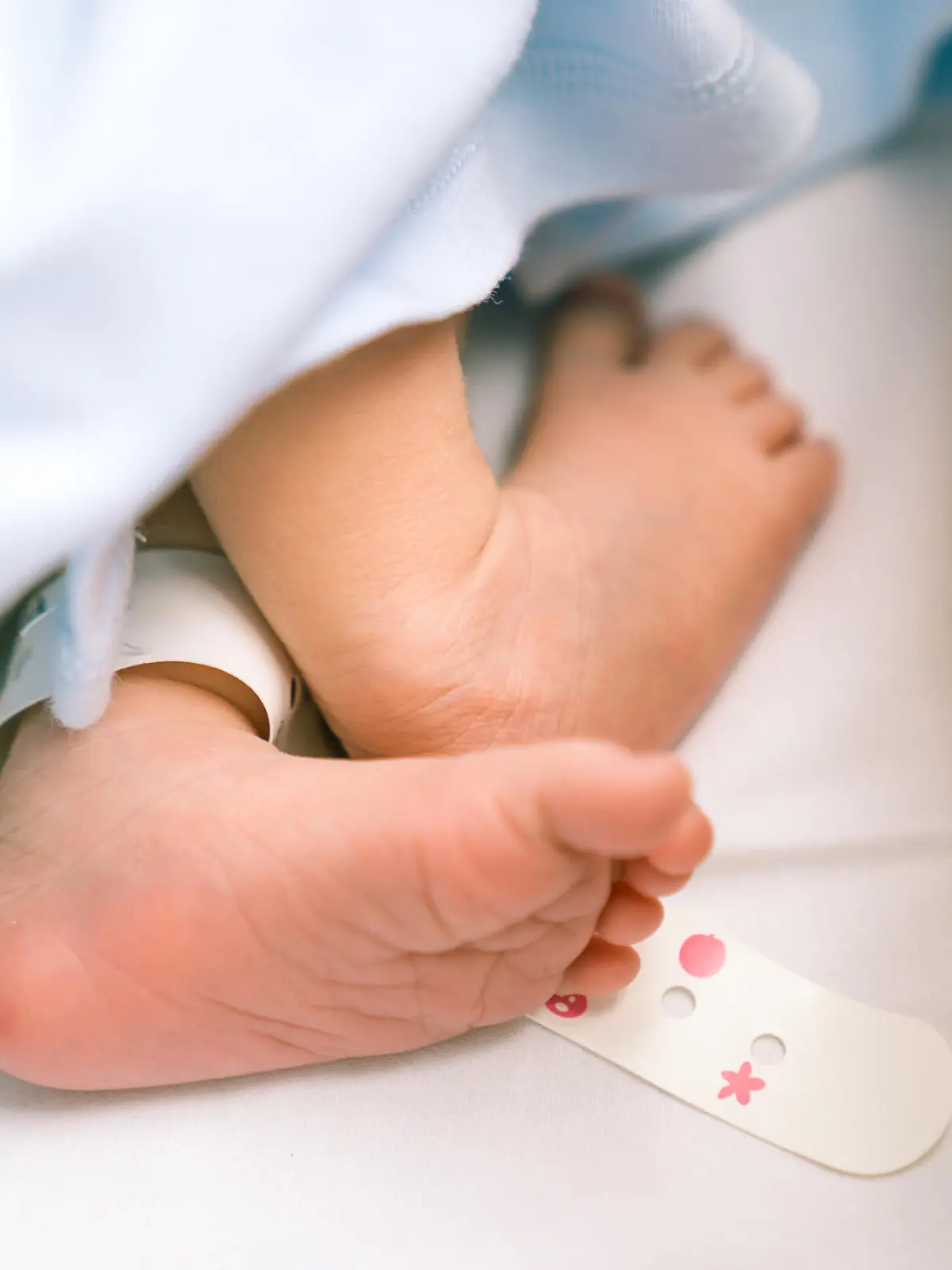 Baby liegt im Krankenhausbett.