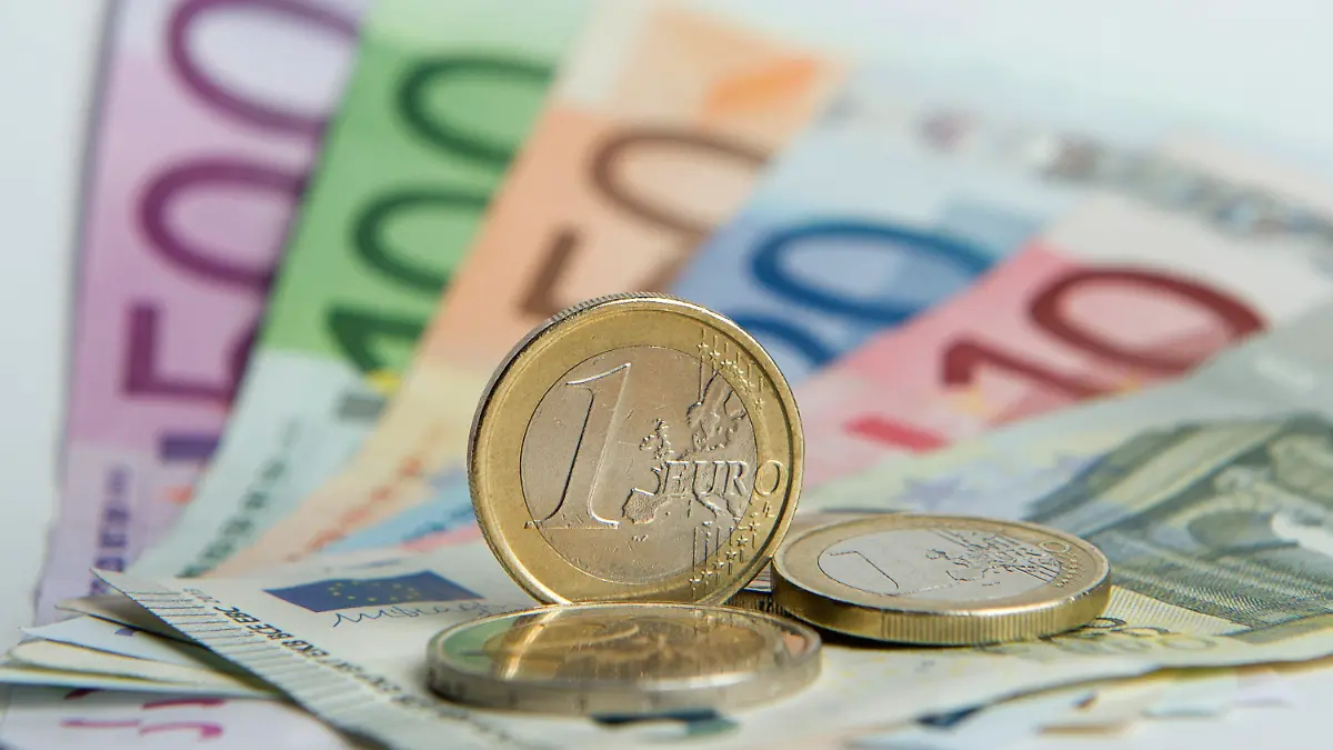 ARCHIV - 03.01.2014, Hessen, Frankfurt am Main: Euro Münzen liegen auf Euro-Banknoten. (zu dpa «Das Bargeld stirbt nicht aus - im Gegenteil» vom 03.02.2018) Foto: Daniel Reinhardt/dpa +++ dpa-Bildfunk +++