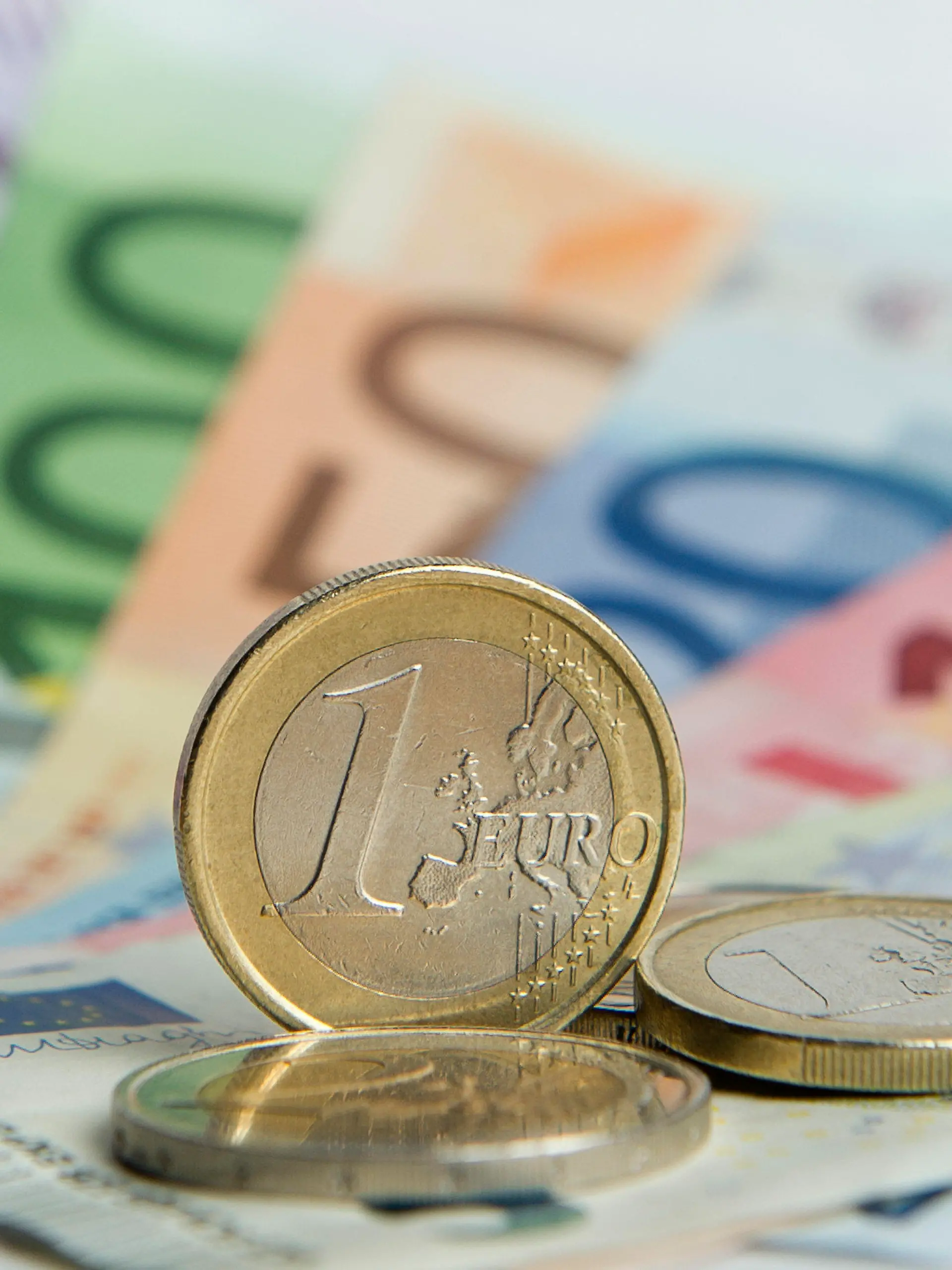ARCHIV - 03.01.2014, Hessen, Frankfurt am Main: Euro Münzen liegen auf Euro-Banknoten. (zu dpa «Das Bargeld stirbt nicht aus - im Gegenteil» vom 03.02.2018) Foto: Daniel Reinhardt/dpa +++ dpa-Bildfunk +++