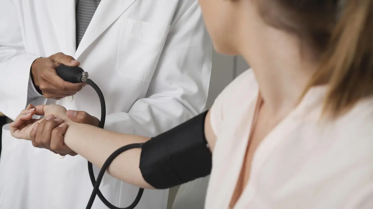 Doctor checking patient s blood pressure, cropped PUBLICATIONxINxGERxSUIxAUTxONLY Copyright: AlexVentura B27249520