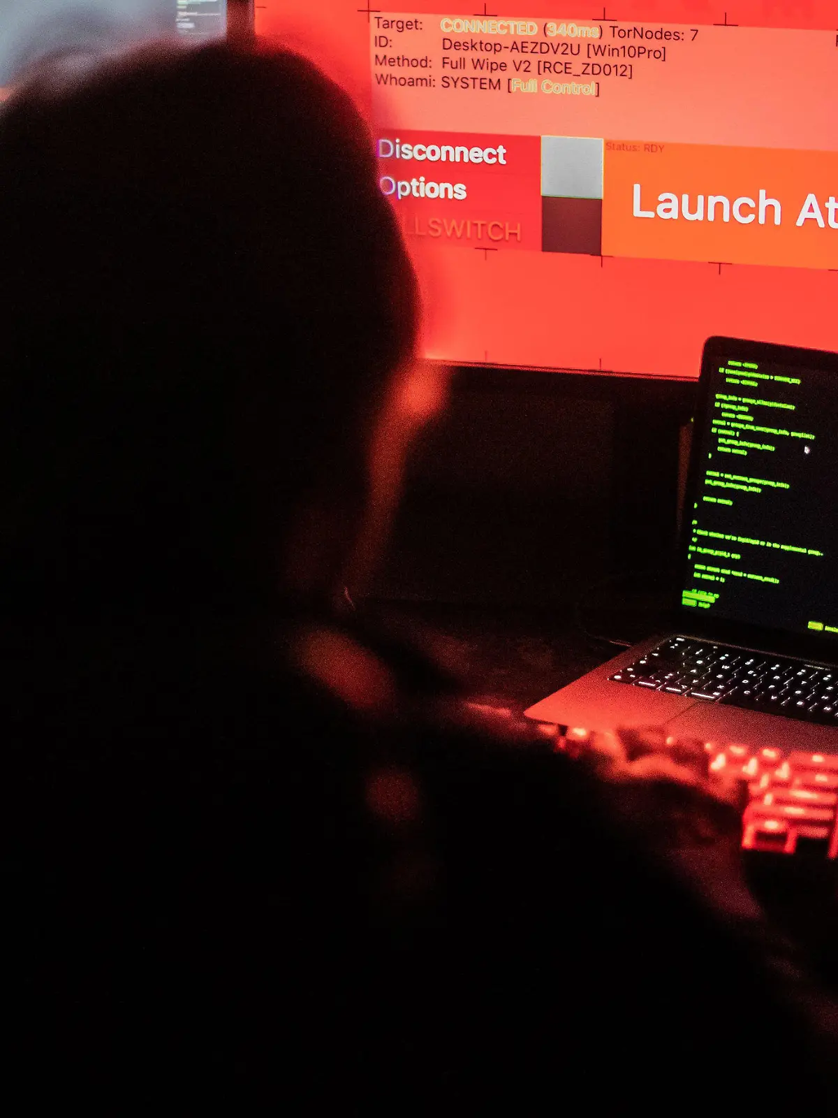 ARCHIV - 25.02.2022, Nordrhein-Westfalen, Bad Oeynhausen: ILLUSTRATION - Ein Mann sitzt vor Bildschirmen, die Hacker-Programme und eine fiktive Fernlösch-Software zeigen. Die Furcht vor einem kriminellen Cyberangriff bleibt trotz hoher Inflation, Energiesorgen und Ukraine-Kriegs die größte Sorge für Manager und Sicherheitsfachleute. (Zu dpa «Allianz: Cyberkriminalität bleibt größte Gefahr für Unternehmen») Foto: Lino Mirgeler/dpa +++ dpa-Bildfunk +++