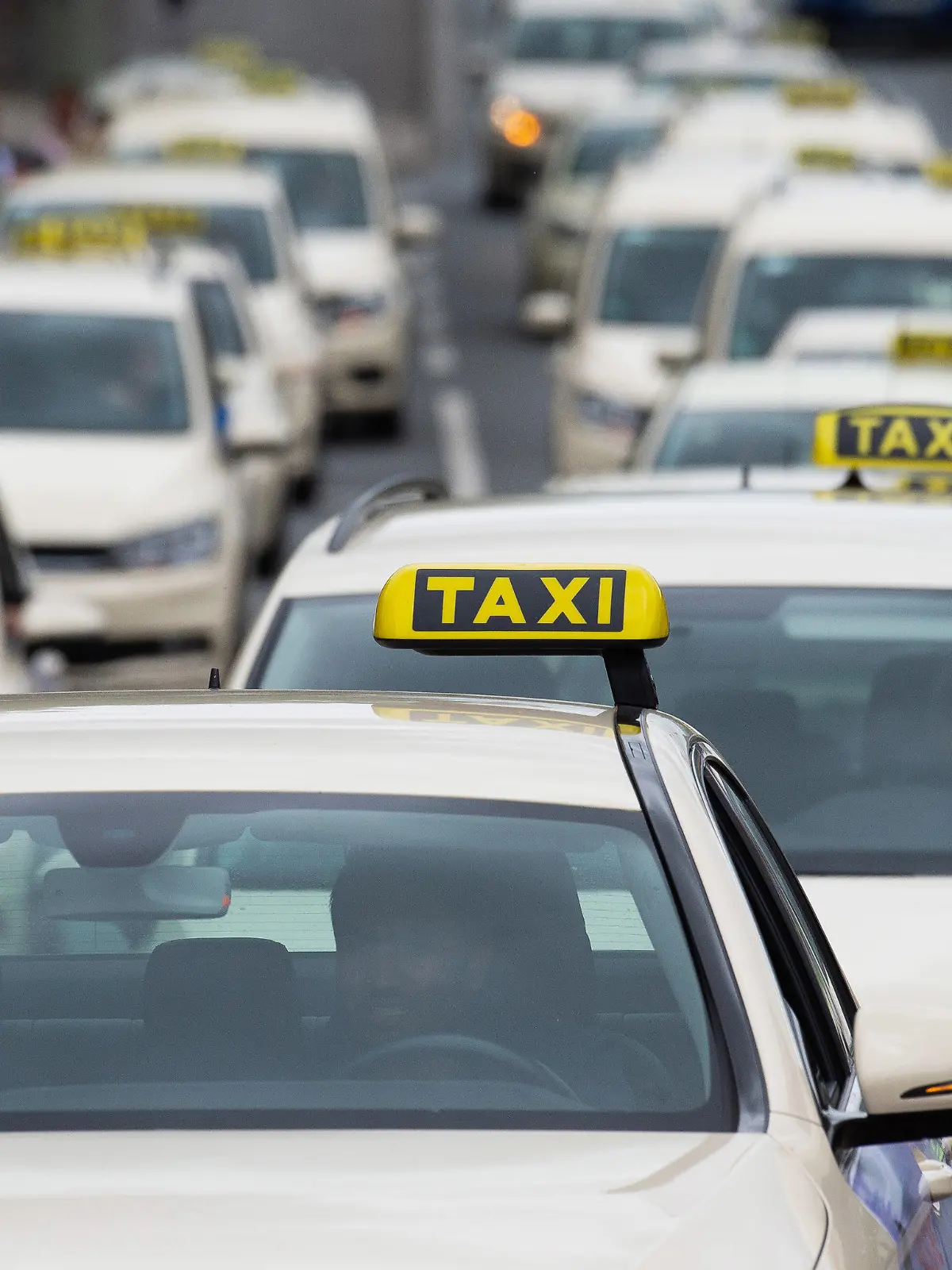 ARCHIV - 25.06.2018, Hessen, Kassel: Taxis fahren im Protest-Konvoi durch die Innenstadt von Kassel und protestieren gegen neue Konkurrenz im Geschäft der Personenbeförderung. Zuletzt ist es zwar etwas ruhiger geworden im Streit über die Liberalisierung des Fahrdienstmarktes - doch der Konflikt köchelt weiter. Der Taxiverband warnt nun vor erheblichen Folgen für das klassische Gewerbe. Es könnte weitere Proteste geben. (Zu dpa «Taxi-Chef warnt vor Pleitewelle wegen Plänen Scheuers») Foto: Swen Pförtner/dpa +++ dpa-Bildfunk +++