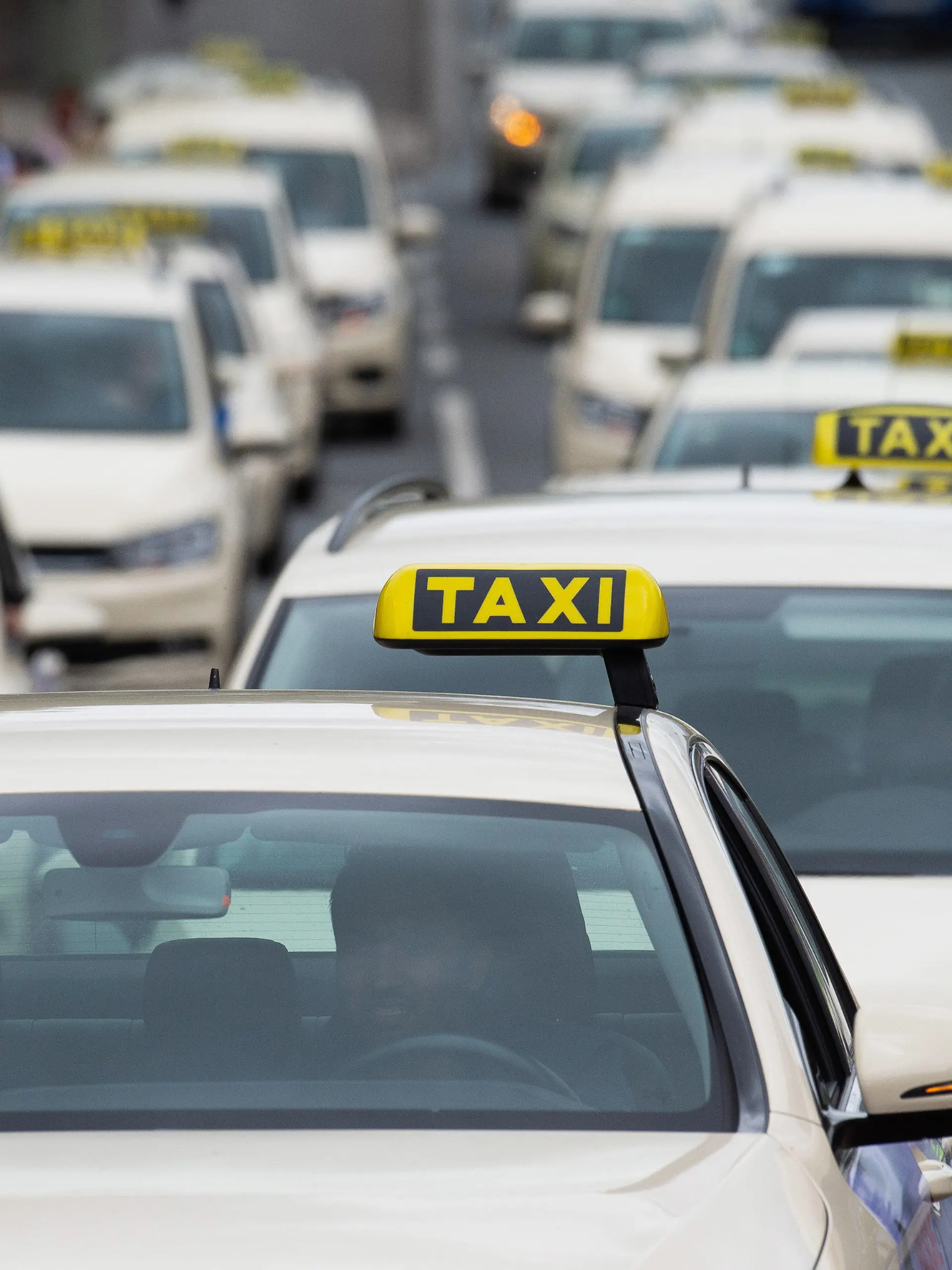 ARCHIV - 25.06.2018, Hessen, Kassel: Taxis fahren im Protest-Konvoi durch die Innenstadt von Kassel und protestieren gegen neue Konkurrenz im Geschäft der Personenbeförderung. Zuletzt ist es zwar etwas ruhiger geworden im Streit über die Liberalisierung des Fahrdienstmarktes - doch der Konflikt köchelt weiter. Der Taxiverband warnt nun vor erheblichen Folgen für das klassische Gewerbe. Es könnte weitere Proteste geben. (Zu dpa «Taxi-Chef warnt vor Pleitewelle wegen Plänen Scheuers») Foto: Swen Pförtner/dpa +++ dpa-Bildfunk +++