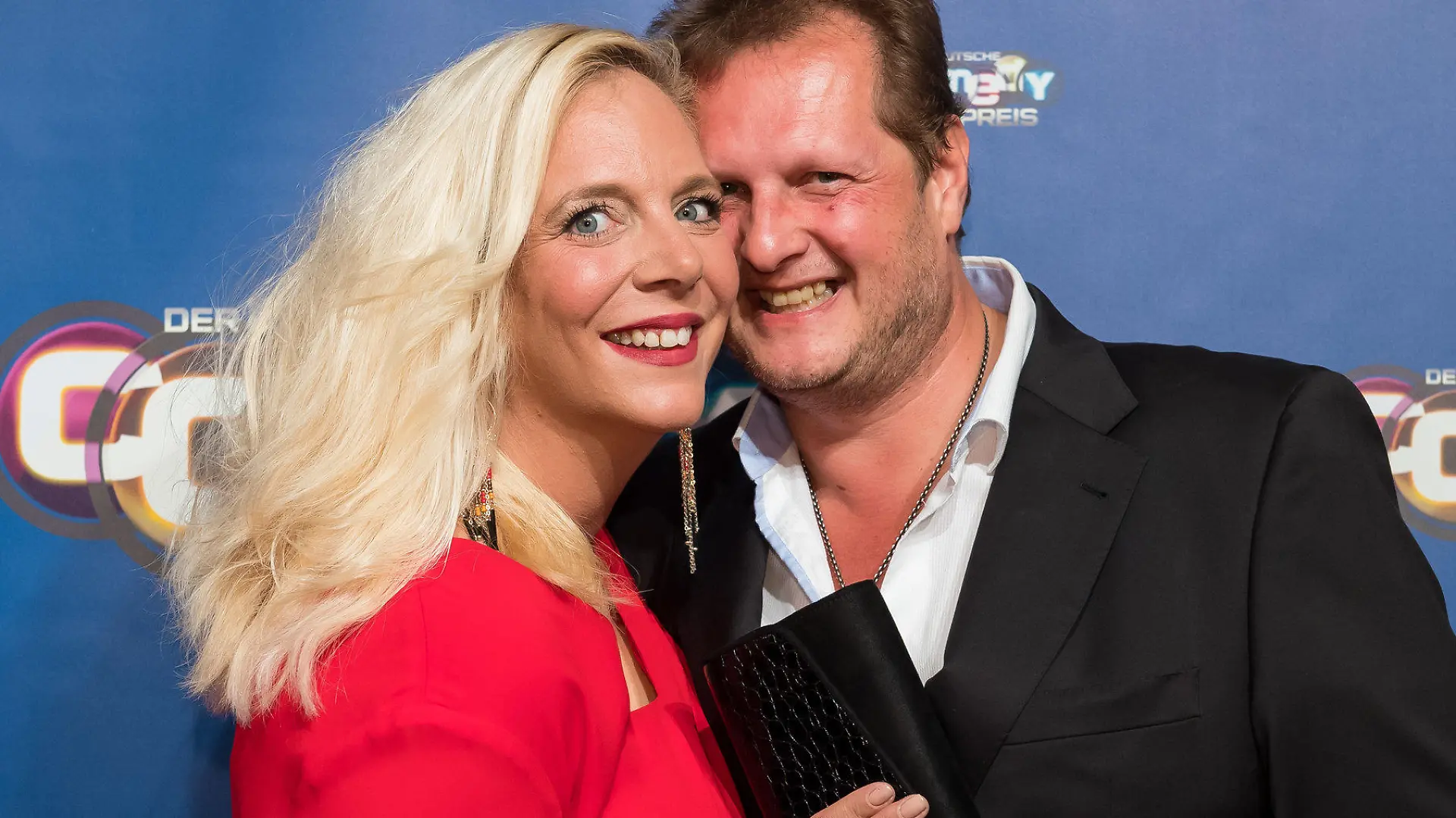 ARCHIV - 24.10.2017, Nordrhein-Westfalen, Köln: Der Kult-Auswanderer Jens Büchner (r) kommt mit seiner Frau Daniela zur Verleihung des "Deutsche Comedy Preises 2017". (zu dpa "TV-Auswanderer Jens Büchner im Alter von 49 Jahren gestorben" vom 18.11.2018) Foto: Guido Kirchner/dpa +++ dpa-Bildfunk +++