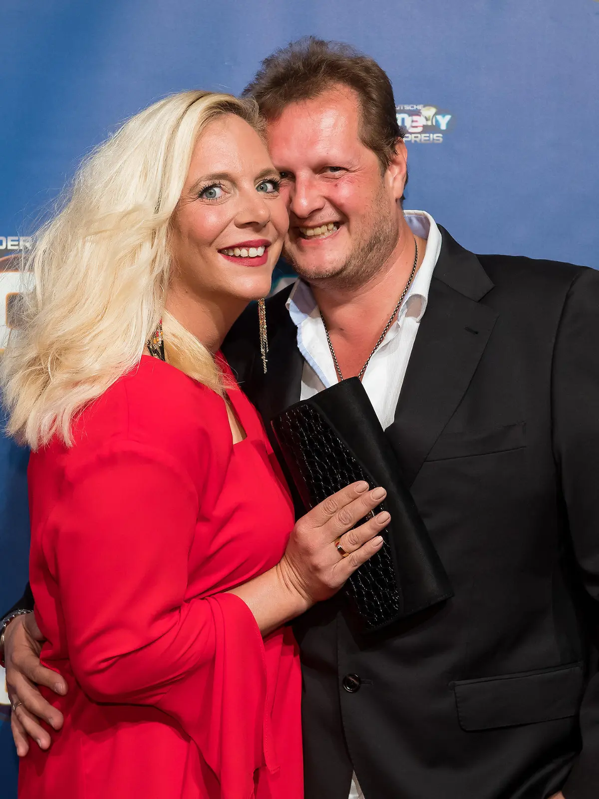 ARCHIV - 24.10.2017, Nordrhein-Westfalen, Köln: Der Kult-Auswanderer Jens Büchner (r) kommt mit seiner Frau Daniela zur Verleihung des "Deutsche Comedy Preises 2017". (zu dpa "TV-Auswanderer Jens Büchner im Alter von 49 Jahren gestorben" vom 18.11.2018) Foto: Guido Kirchner/dpa +++ dpa-Bildfunk +++
