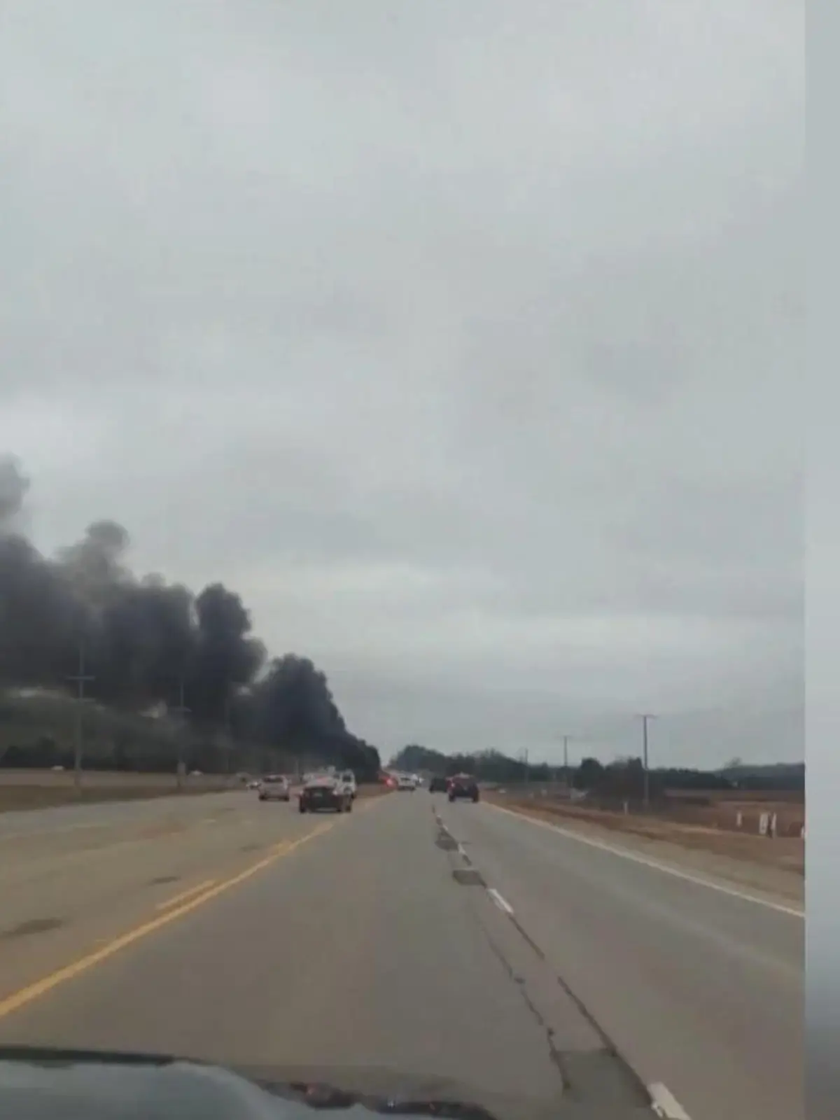 Am Mittwochnachmittag (15.02.) kam es im US-Bundesstaat Alabama zu einer tödlichen Tragödie. Während einer militärischen Trainingsmission krachte ein Hubschrauber der Tennessee National Guard auf einen Highway in der Nähe der Stadt Harvest und verwandelte sich innerhalb von Sekunden in einen riesigen Feuerball. Alle Insassen Piloten waren sofort tot, die riesige Rauchwolke war kilometerweit zu sehen. Im Video sehen Sie das Ausmaß des Dramas.