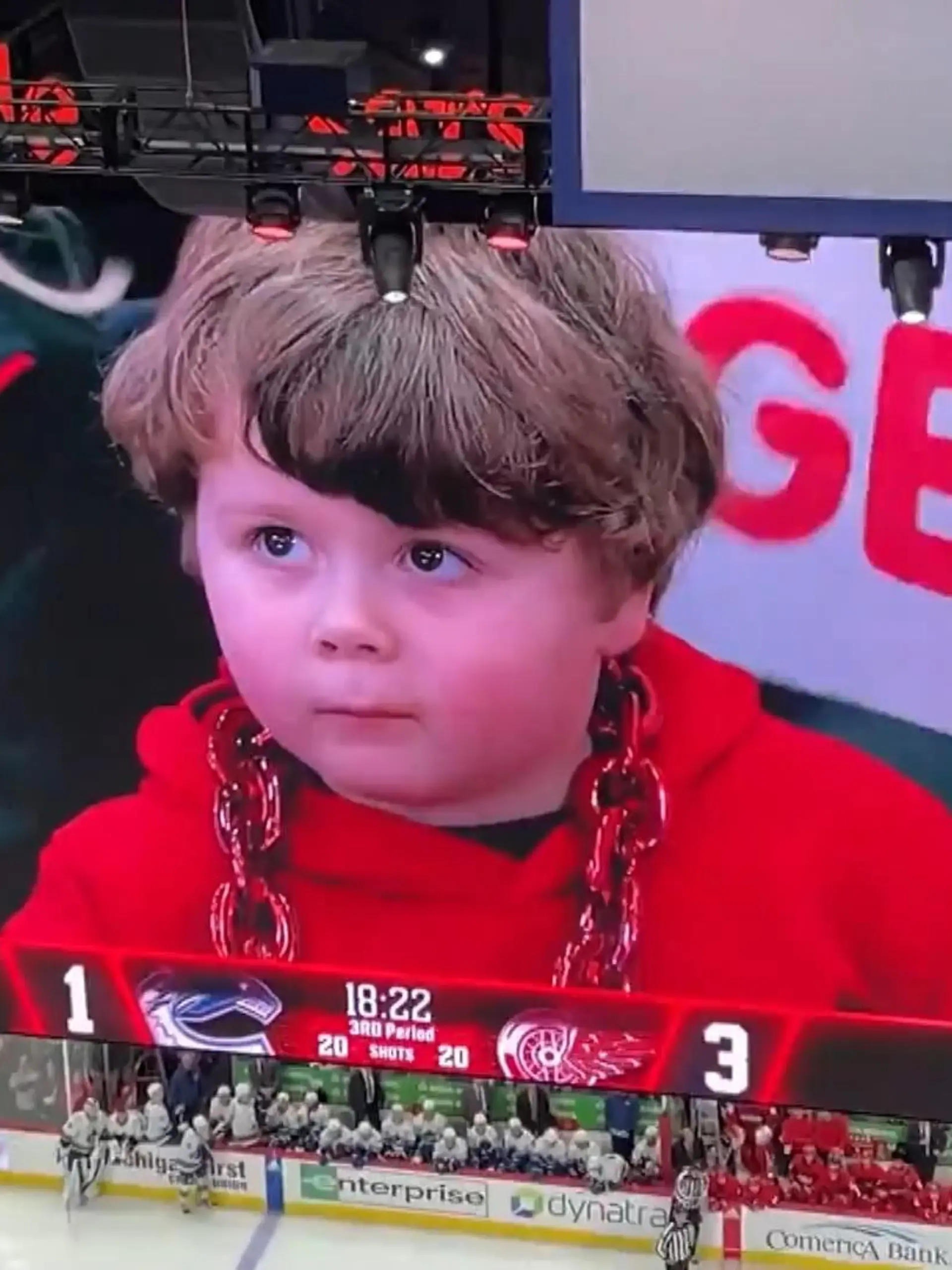 Der kleine George sieht zum ersten Mal in einem Stadion ein Eishockeyspiel. Doch statt den Spielern auf dem Eis, wird er selbst zum Star.