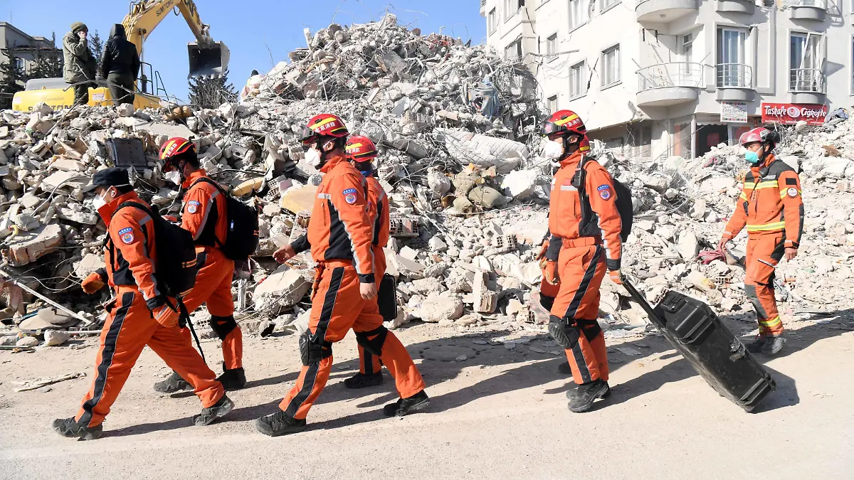 (230215) -- ANTAKYA, Feb. 15, 2023 (action press/Xinhua) -- A joint rescue group encompassing members of China Search and Rescue Team and a search and rescue team from the Hong Kong Special Administrative Region (HKSAR) carry out rescue operation among earthquake debris in Antakya, southern province of Hatay, T¨¹rkiye, Feb. 14, 2023.
China has offered an array of rescue teams and vital items to T¨¹rkiye since massive earthquakes and aftershocks jolted the country last week, in an effort to help search for survivors trapped under the rubble. (action press/Xinhua/Shadati) / action press