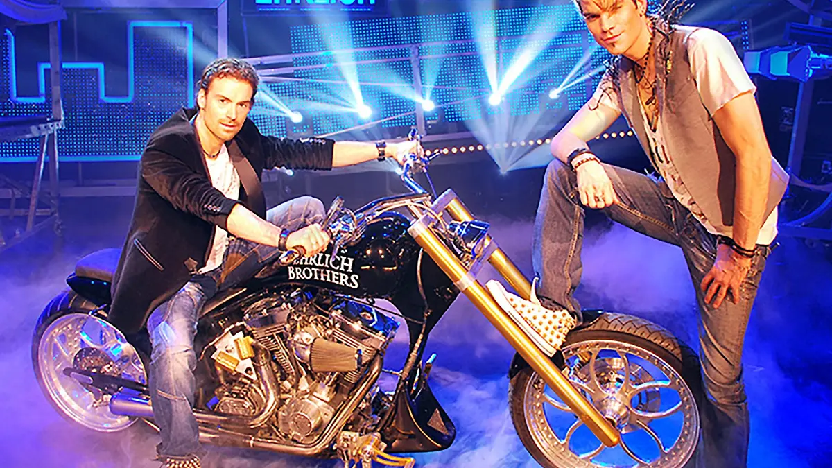 Was früher der Hase aus dem Zylinder war, ist heute die schwergewichtige Harley, mit der die Ehrlich Brothers eine sensationelle Show liefern.